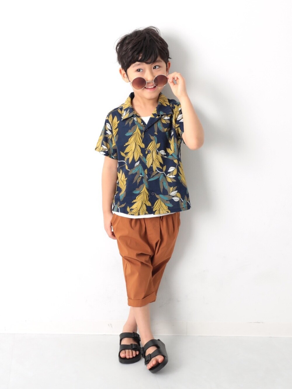 「キッズファッション、キッズコーデ、カジュアルコーデ、リゾートスタイル、男の子、夏、オープンカラーシャツ、タックパンツ、サングラス、おしゃれさんと繋がりたい」｜「devirockのパック入りクルーネックTシャツ（Tシャツ/カットソー、ホワイト系）」を使った、devirockさん（キッズ・110cm）の春コーディネートの1枚目の写真