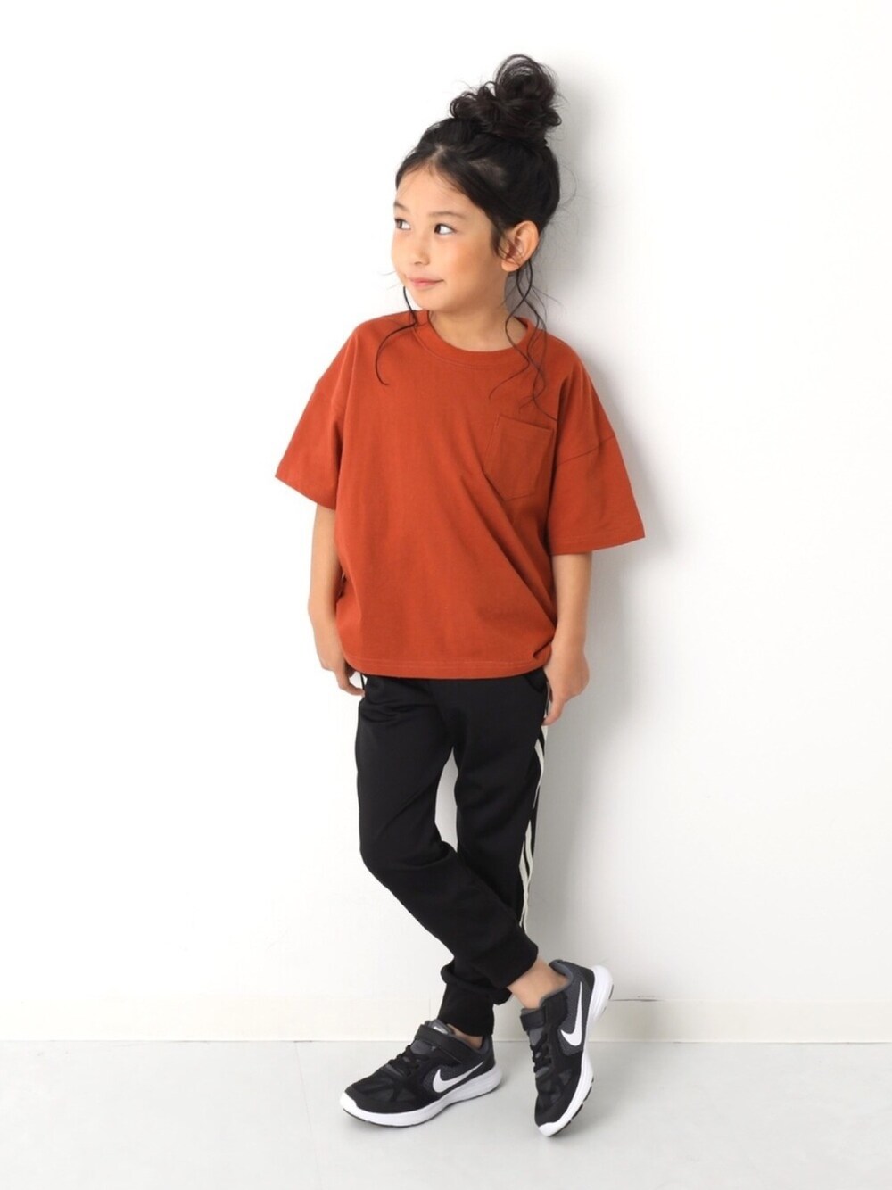 ブラウン系のTシャツ/カットソー、ブラック系のその他パンツ、ブラック系のスニーカーを着用したキッズの春コーディネートの1枚目の写真