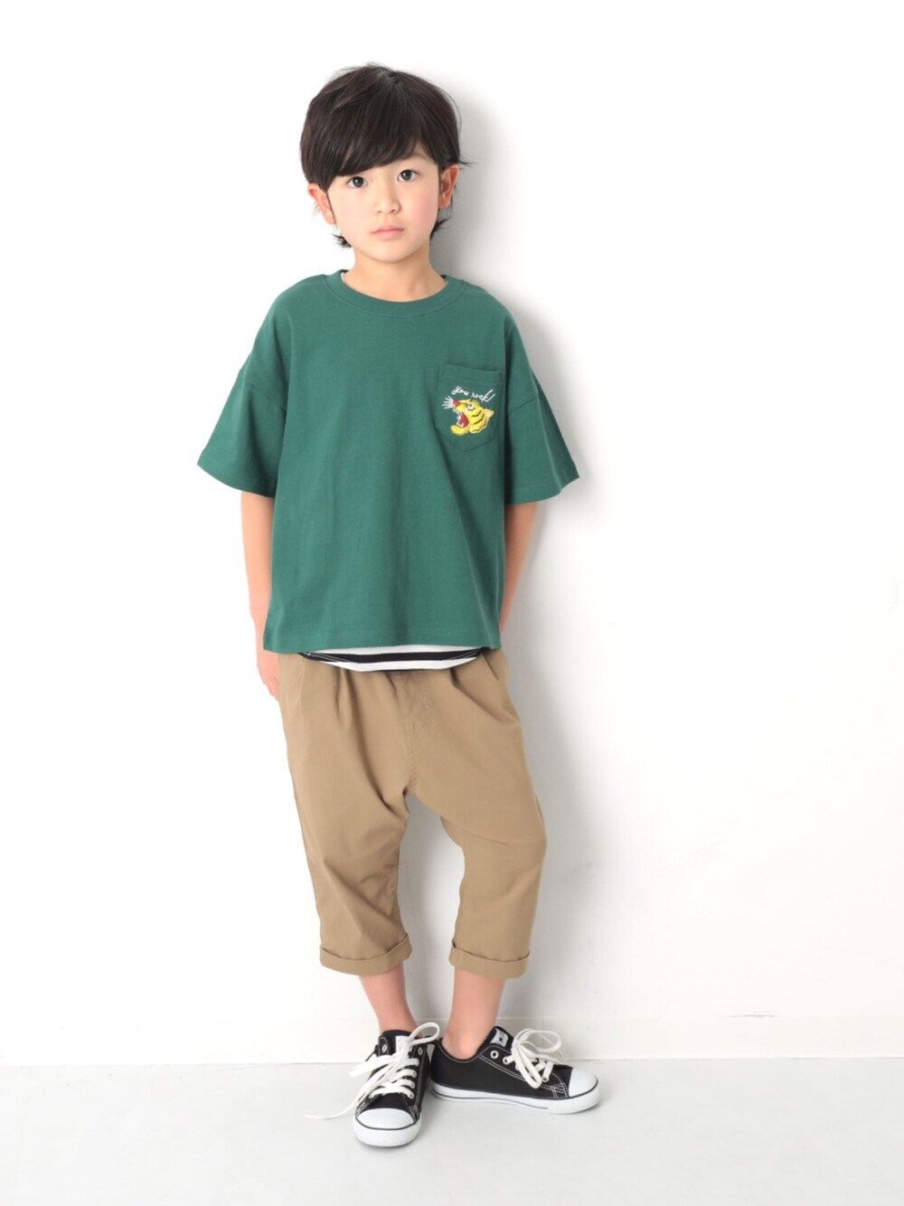 「キッズファッション、キッズコーデ、カジュアルコーデ、シンプルコーデ、おとこのこ、ロゴT、Tシャツ、ベージュ、コンバース、おしゃれさんと繋がりたい」｜「devirockのロング丈タンクトップ（タンクトップ、ブラック系）」を使った、devirockさん（キッズ・110cm）の春コーディネートの1枚目の写真