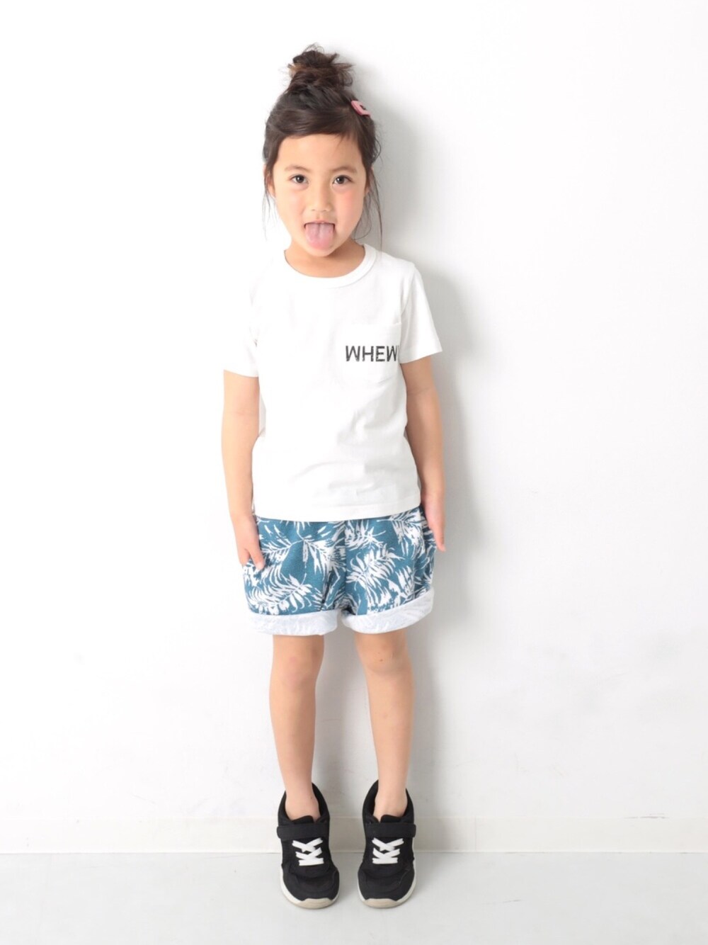 ホワイト系のTシャツ/カットソー、ブルー系のその他パンツ、ブラック系のスニーカーを着用したキッズの春コーディネートの1枚目の写真