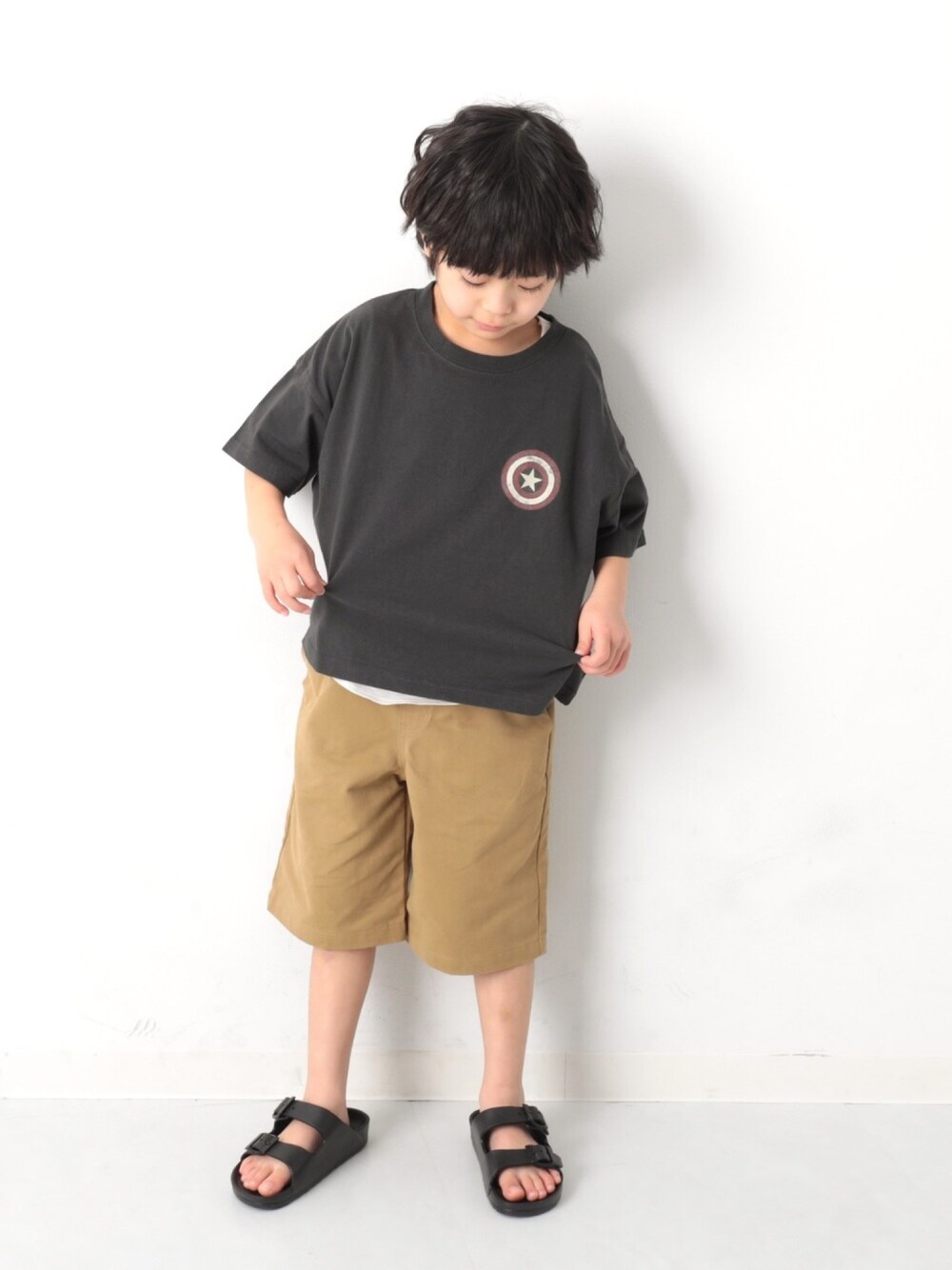「キッズファッション、キッズコーデ、カジュアルコーデ、春夏コーデ、男の子、ビッグシルエット、ビッグT、ハーフパンツ、サンダル、おしゃれさんと繋がりたい」｜「devirockのロング丈タンクトップ（タンクトップ、ホワイト系）」を使った、devirockさん（キッズ・110cm）の春コーディネートの1枚目の写真