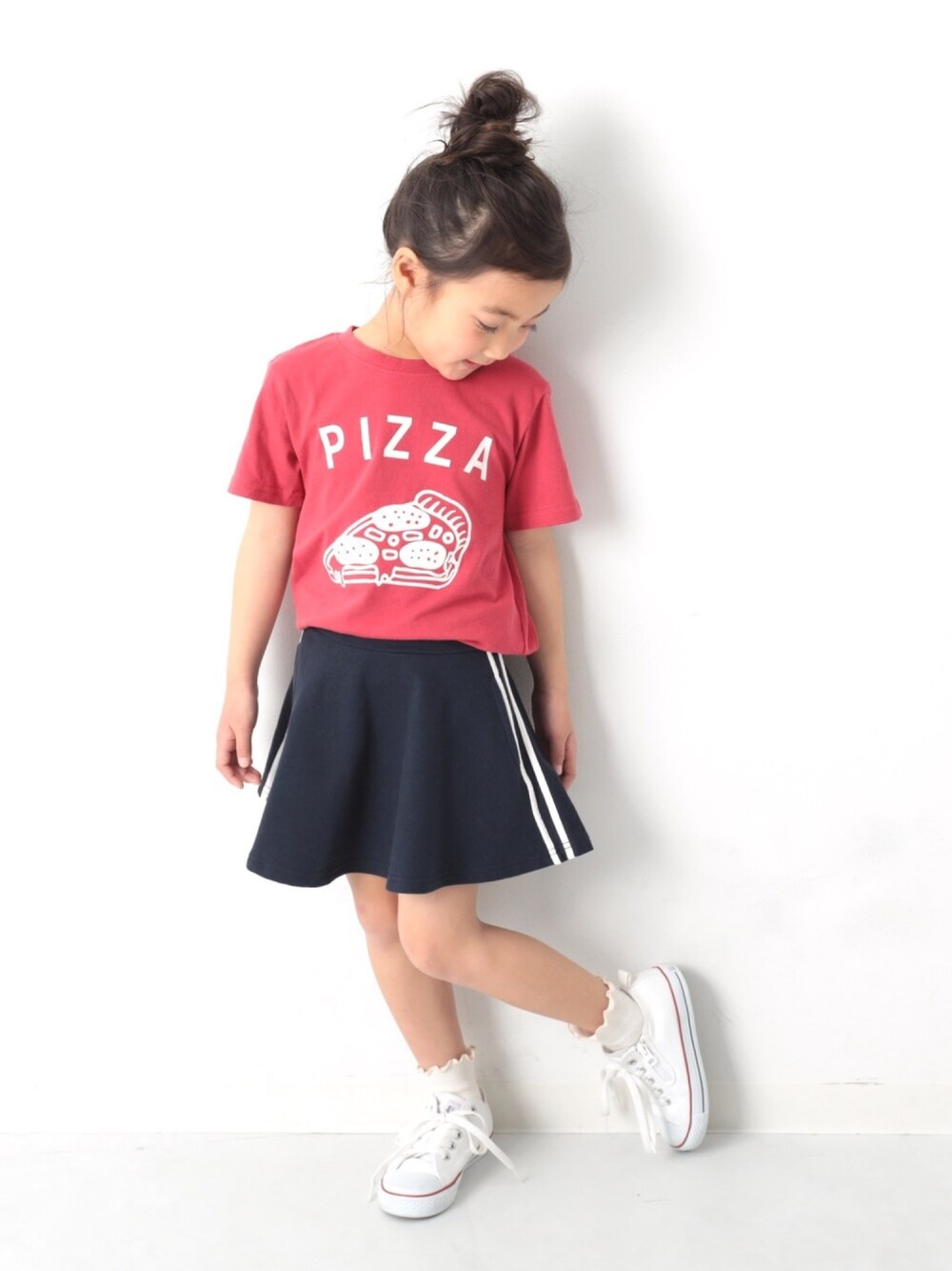 「キッズファッション、キッズコーデ、おんなのこ、スポーツミックス、夏、ロゴT、Tシャツ、ラインパンツ、ラインスカート、おしゃれさんと繋がりたい」｜「devirockの全20柄 プリント半袖Tシャツ（Tシャツ/カットソー、その他）」を使った、devirockさん（キッズ・110cm）の春コーディネートの1枚目の写真