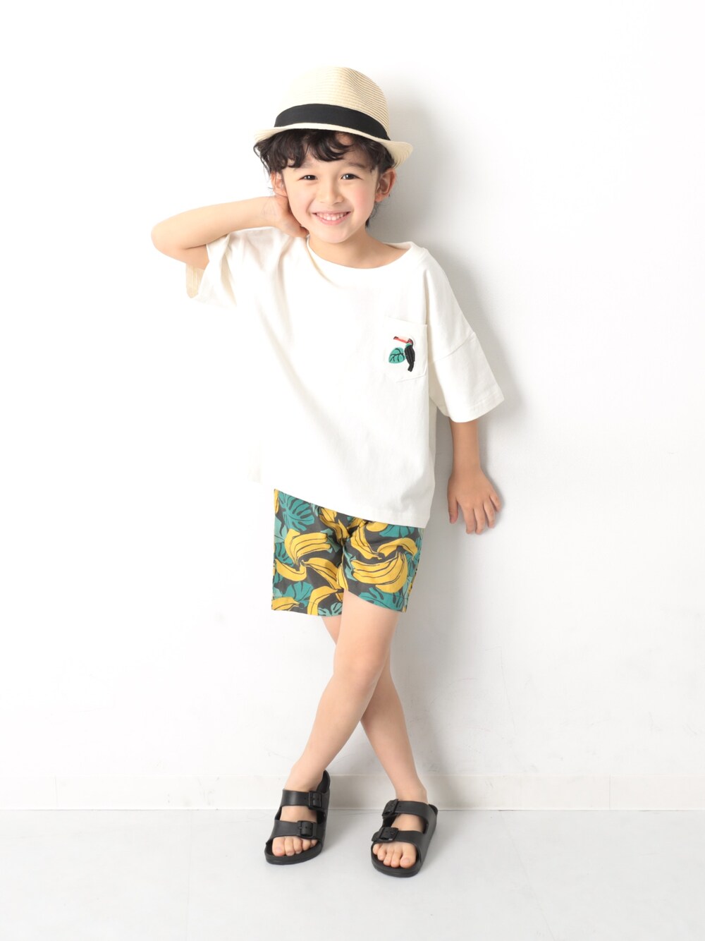 「キッズファッション、キッズコーデ、夏コーデ、男の子コーデ、ラフスタイル、カジュアル、休日スタイル、白Tシャツ、ショートパンツ、おしゃれさんと繋がりたい」｜「devirockのロゴ刺繍BIGシルエットTシャツ（Tシャツ/カットソー、ホワイト系）」を使った、devirockさん（キッズ・110cm）の夏コーディネートの1枚目の写真