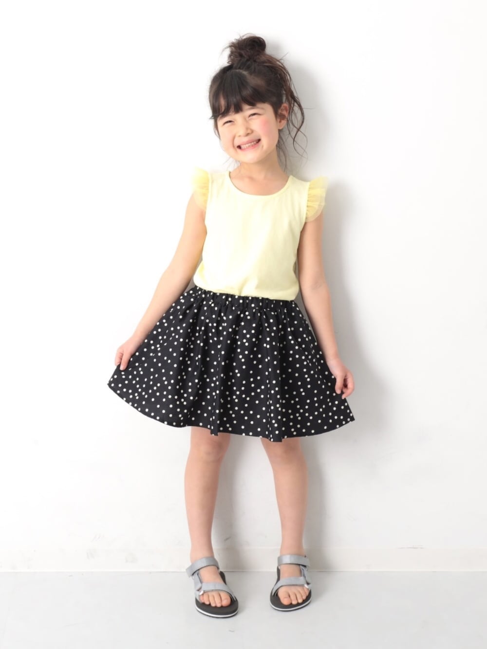 「キッズファッション、キッズコーデ、カジュアルコーデ、女の子コーデ、プチプラ、ガーリー、スカート、スポサン、おだんごヘアー、おしゃれさんと繋がりたい」｜「devirockの肩チュールTシャツ（Tシャツ/カットソー、イエロー系）」を使った、devirockさん（キッズ・120cm）の夏コーディネートの1枚目の写真