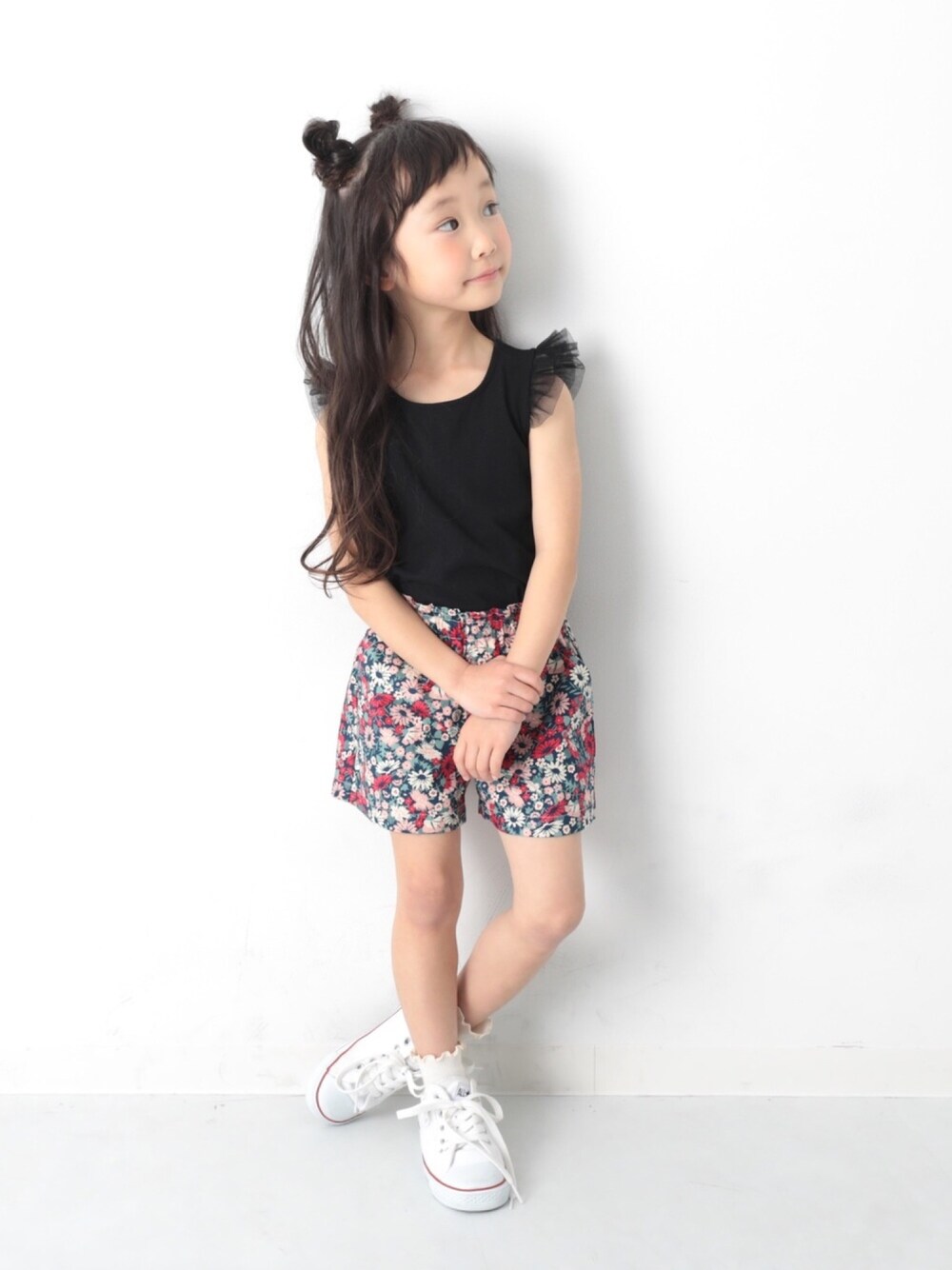 ブラック系のTシャツ/カットソー、ピンク系のその他パンツ、ホワイト系のスニーカーを着用したキッズの夏コーディネートの1枚目の写真