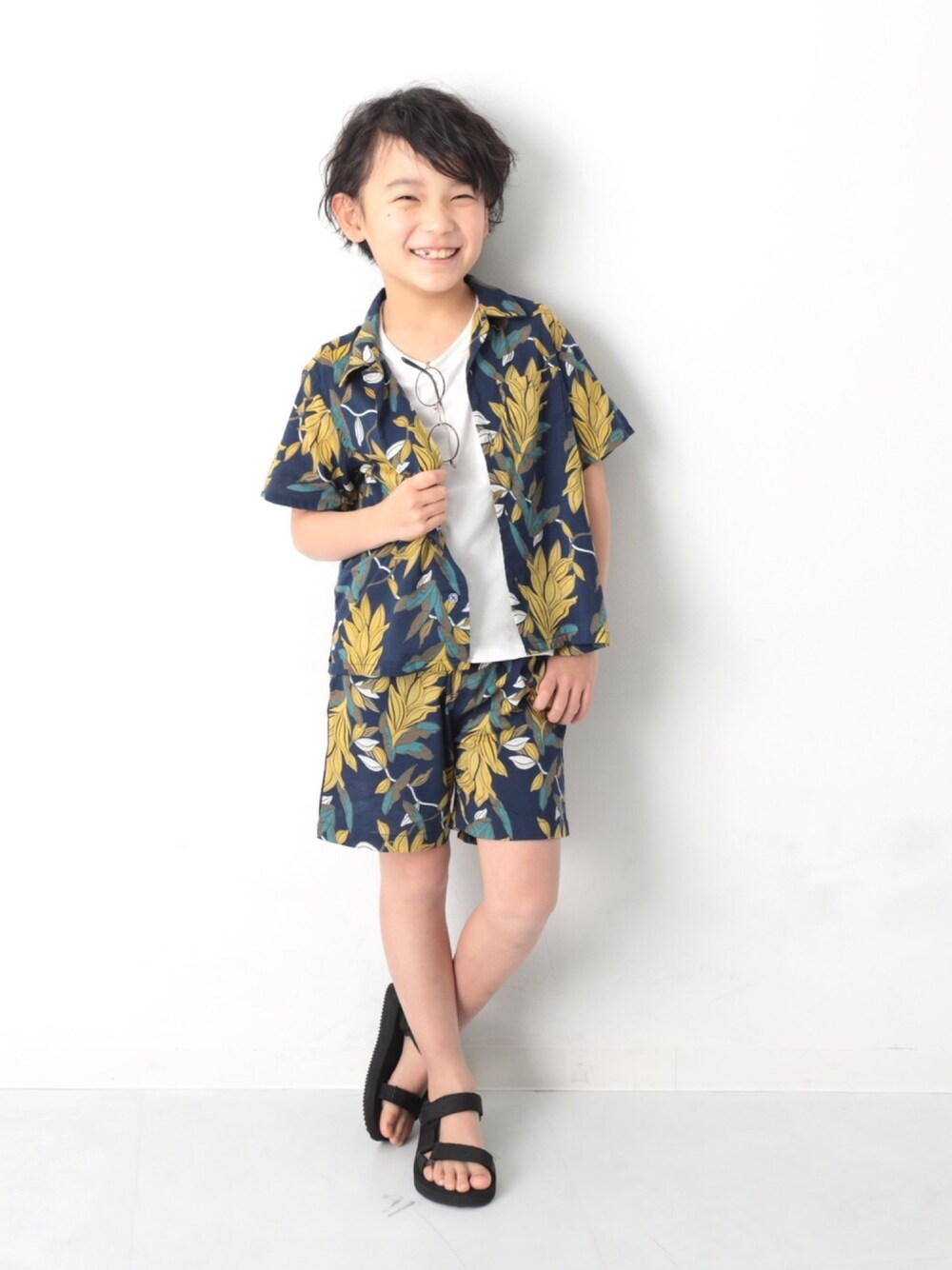 「キッズファッション、キッズコーデ、休日スタイル、おとこのこ、ラフ、セットアップ、柄シャツ、ハーフパンツ、スポサン、おしゃれさんと繋がりたい」｜「devirockのパック入りクルーネックTシャツ（Tシャツ/カットソー、ホワイト系）」を使った、devirockさん（キッズ・120cm）の夏コーディネートの1枚目の写真