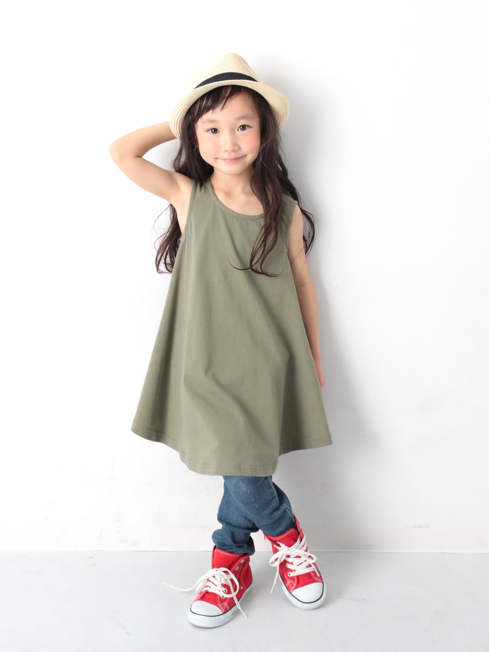 「キッズファッション、キッズコーデ、カジュアルコーデ、シンプル、おんなのこ、ワンピース、デニムパンツ、赤コンバース、カンカン帽、おしゃれさんと繋がりたい」｜「devirockのフレアタンクワンピース（ワンピース、グリーン系）」を使った、devirockさん（キッズ・110cm）の夏コーディネートの1枚目の写真