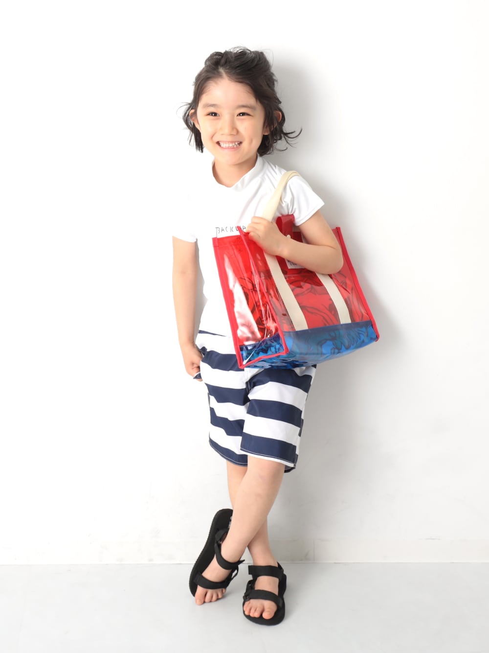「キッズファッション、キッズコーデ、男の子、白Tシャツ、ラッシュガード、水着、クリアバッグ、海、プール、おしゃれさんと繋がりたい」｜「devirockの半袖ラッシュガード（ラッシュガード、ホワイト系）」を使った、devirockさん（キッズ・120cm）の夏コーディネートの1枚目の写真