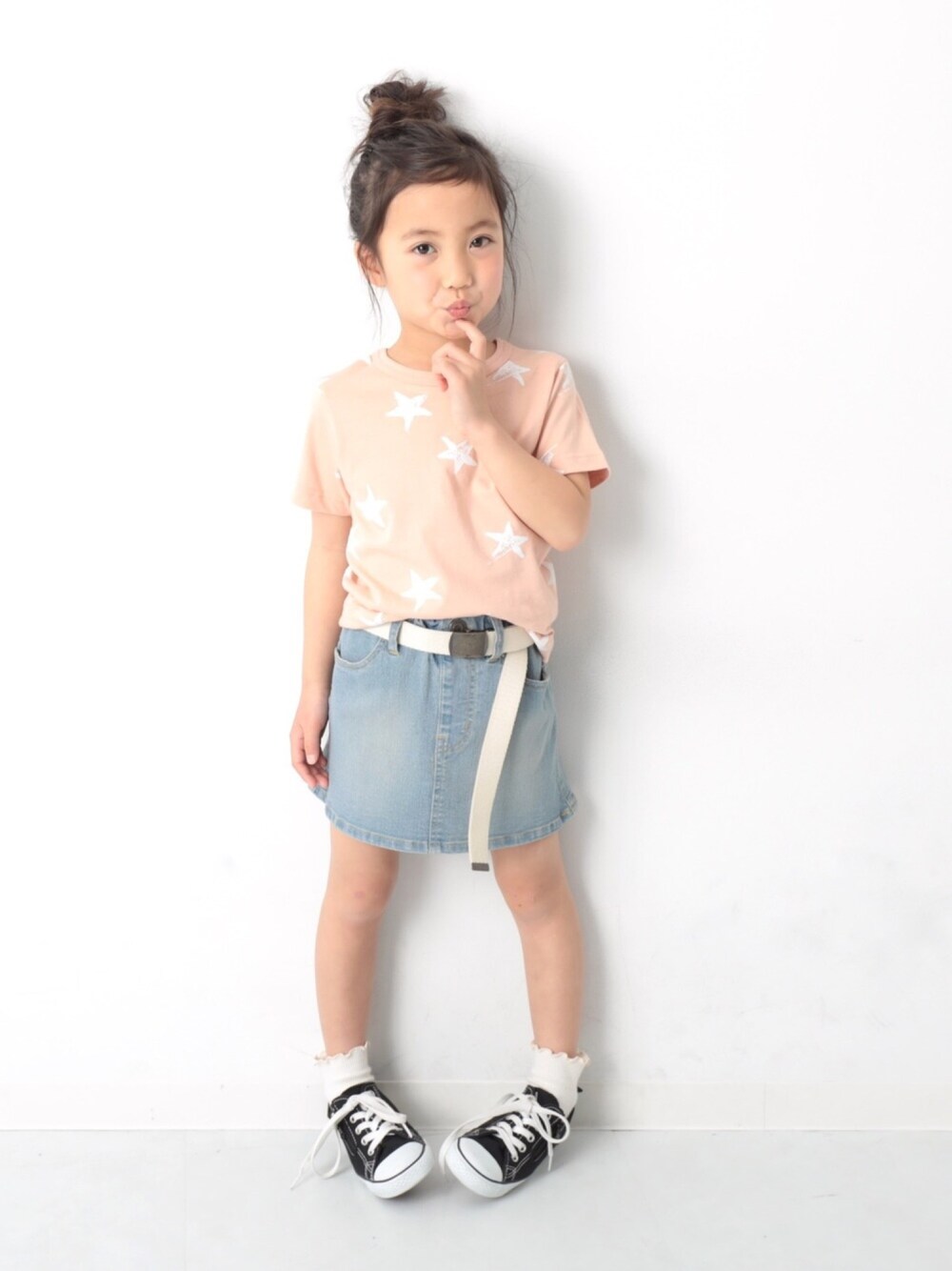 「キッズファッション、キッズコーデ、夏コーデ、カジュアルコーデ、女の子コーデ、プチプラコーデ、ootd、デニムスカート、おだんごヘアー、おしゃれさんと繋がりたい」｜「devirockの総柄Tシャツ（Tシャツ/カットソー、ピンク系）」を使った、devirockさん（キッズ・110cm）の夏コーディネートの1枚目の写真