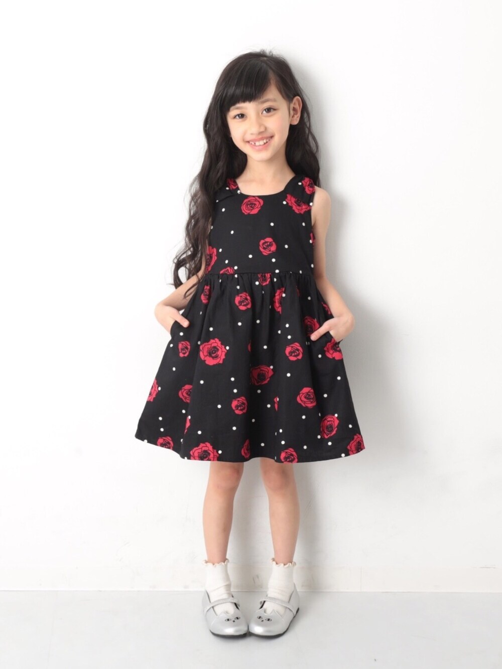 「キッズファッション、キッズコーデ、夏コーデ、オトナカジュアル、女の子、タンクトップ、ノースリーブ、花柄、ワンピース、おしゃれさんと繋がりたい」｜「devirockの総柄リボンワンピース（ワンピース、ブラック系）」を使った、devirockさん（キッズ・110cm）の夏コーディネートの1枚目の写真
