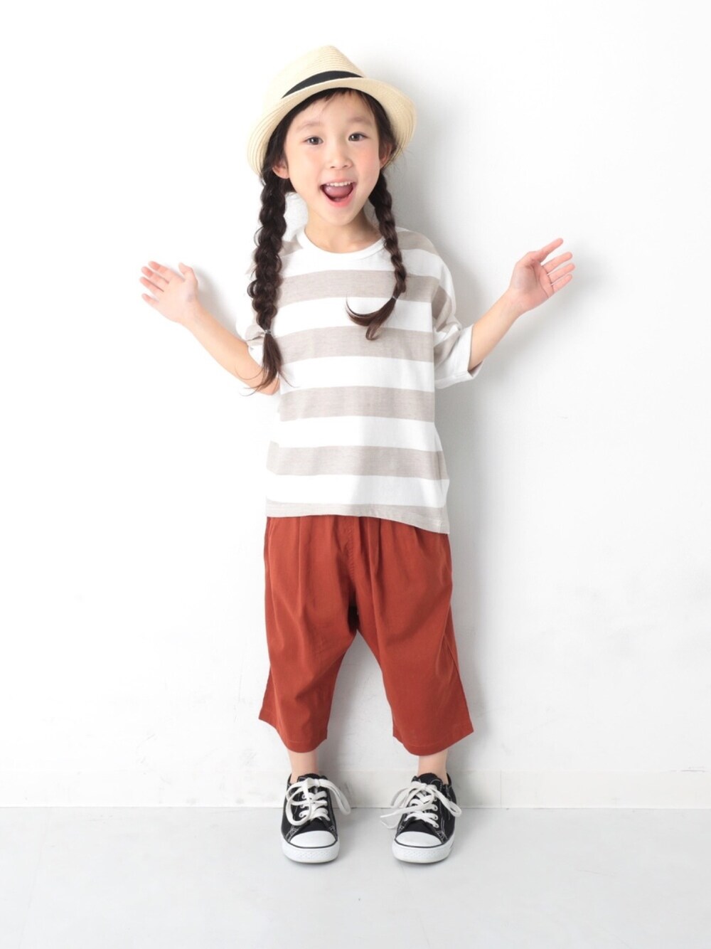 グレー系のTシャツ/カットソー、ブラウン系のその他パンツ、ブラック系のスニーカーを着用したキッズの夏コーディネートの1枚目の写真