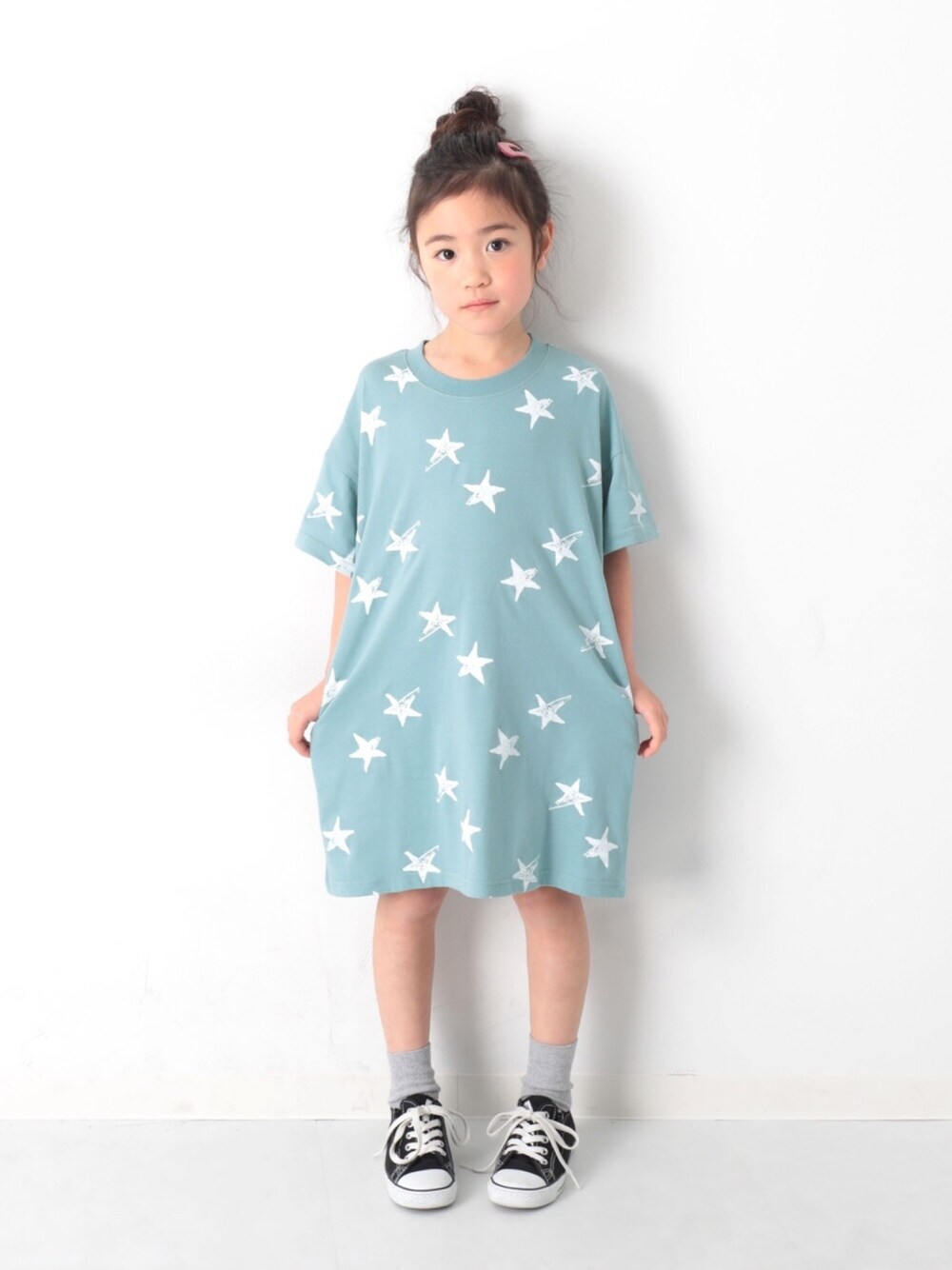 「キッズファッション、キッズコーデ、夏コーデ、女の子コーデ、ワンピース、総柄、星柄、おだんごヘアー、スニーカー、おしゃれさんと繋がりたい」｜「devirockの総柄BIGシルエットワンピース（ワンピース、グリーン系）」を使った、devirockさん（キッズ・104cm）の夏コーディネートの1枚目の写真
