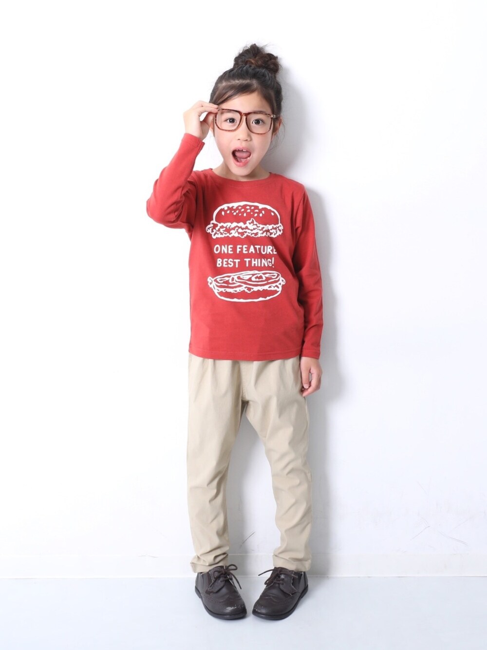 ベージュ系のその他パンツを着用したキッズの夏コーディネートの1枚目の写真