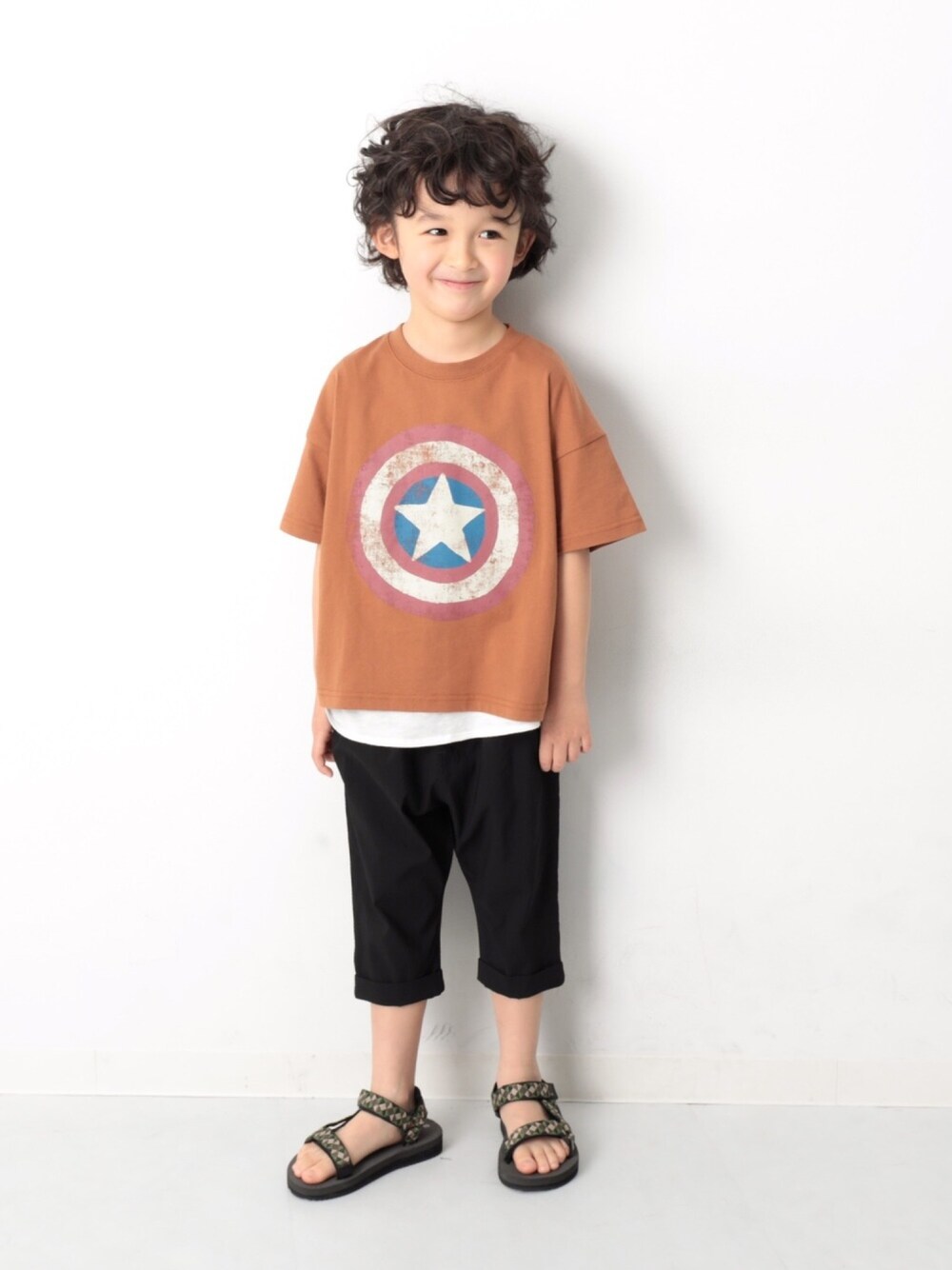 「キッズファッション、キッズコーデ、夏コーデ、休日スタイル、おとこのこ、プチプラ、スポサン、マーベル、ブラック、おしゃれさんと繋がりたい」｜「MARVELのMARVEL キャプテンアメリカアイコンBIGシルエットTシャツ（Tシャツ/カットソー、イエロー系）」を使った、devirockさん（キッズ・104cm）の夏コーディネートの1枚目の写真