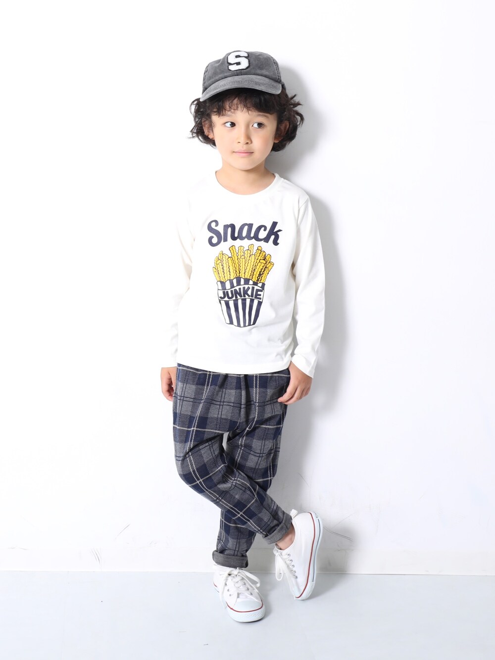 その他のその他パンツ、ホワイト系のスニーカーを着用したキッズの夏コーディネートの1枚目の写真