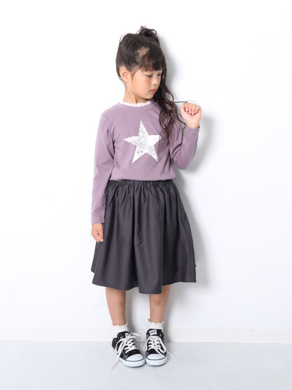 「キッズファッション、キッズコーデ、秋のコーデ、おんなのこ、フリル、ロゴT、スカート、ピンク、ポニーテール、おしゃれさんと繋がりたい」｜「devirockの襟フリルタンクトップ（タンクトップ、ホワイト系）」を使った、devirockさん（キッズ・120cm）の夏コーディネートの1枚目の写真