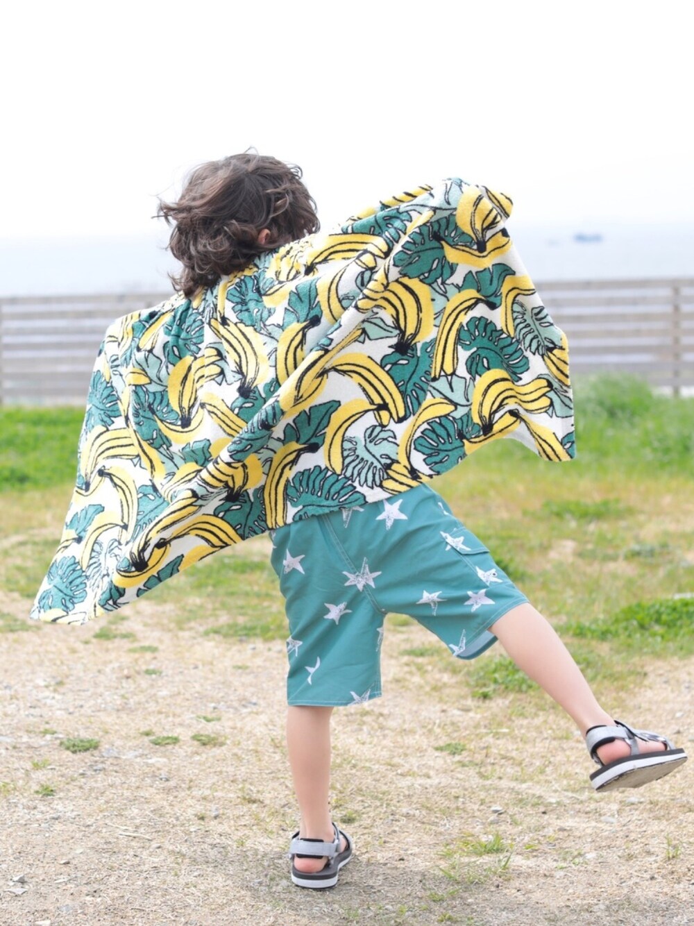 「夏コーデ、男の子コーデ、夏、プール、星柄、水着、柄パンツ、サンダル、スポサン、お洒落さんとつながりたい」｜「devirockのラップタオル 60ｃｍ（スイムグッズ、ホワイト系）」を使った、devirockさん（キッズ・110cm）の夏コーディネートの1枚目の写真