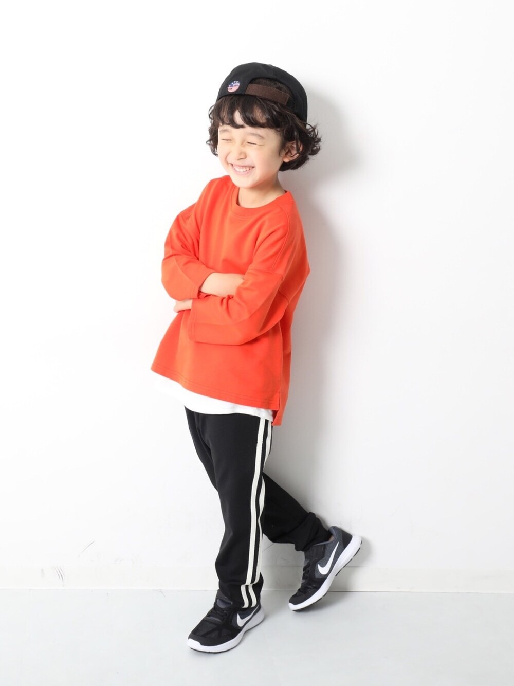 「キッズファッション、キッズコーデ、プチプラコーデ、秋コーデ、男の子コーデ、ストリート、スポーツミックス、オーバーサイズ、ジャージ、おしゃれさんと繋がりたい」｜「devirockのミニ裏毛7分袖Tシャツ（Tシャツ/カットソー、オレンジ系）」を使った、devirockさん（キッズ・110cm）の夏コーディネートの1枚目の写真