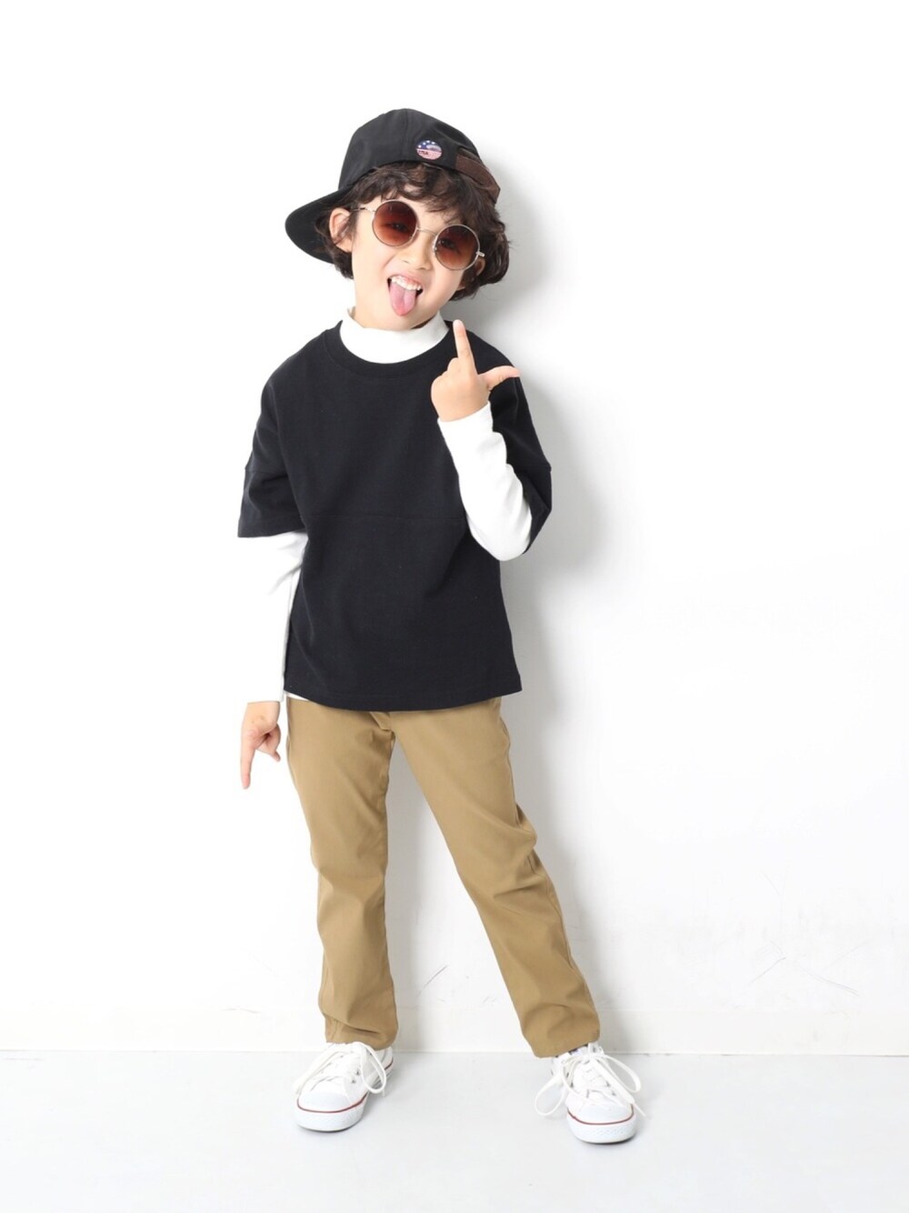 ブラック系のTシャツ/カットソー、ホワイト系のスニーカーを着用したキッズの夏コーディネートの1枚目の写真