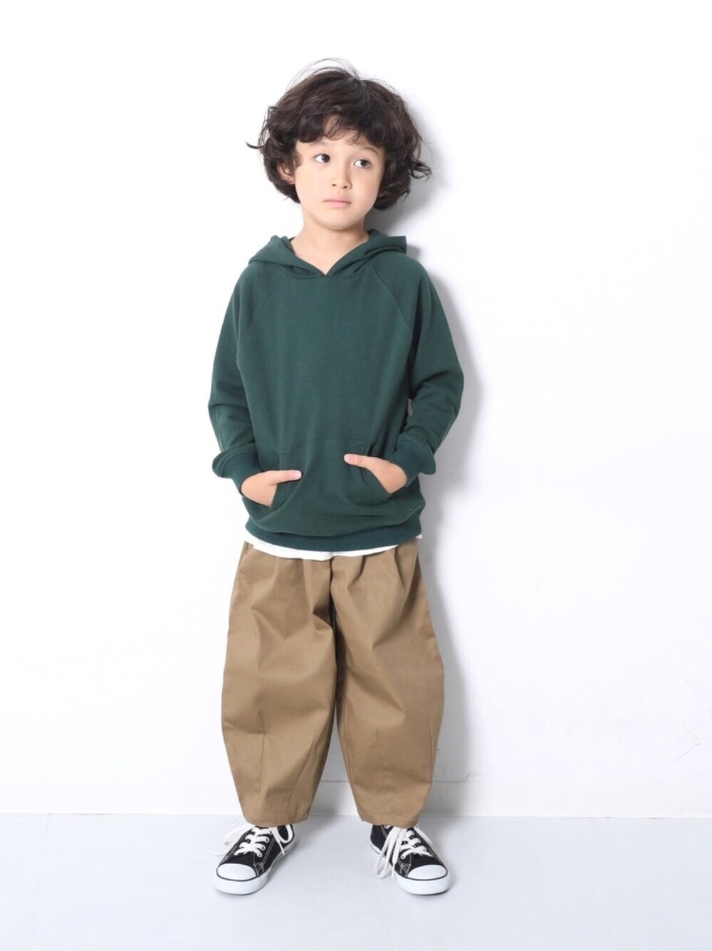 「キッズファッション、男の子コーデ、秋のコーデ、プチプラ、ラフスタイル、パーカー、ヒザデルパンツ、だぼだぼ、スニーカー、おしゃれさんと繋がりたい」｜「devirockのロング丈タンクトップ（タンクトップ、ホワイト系）」を使った、devirockさん（キッズ・110cm）の夏コーディネートの1枚目の写真