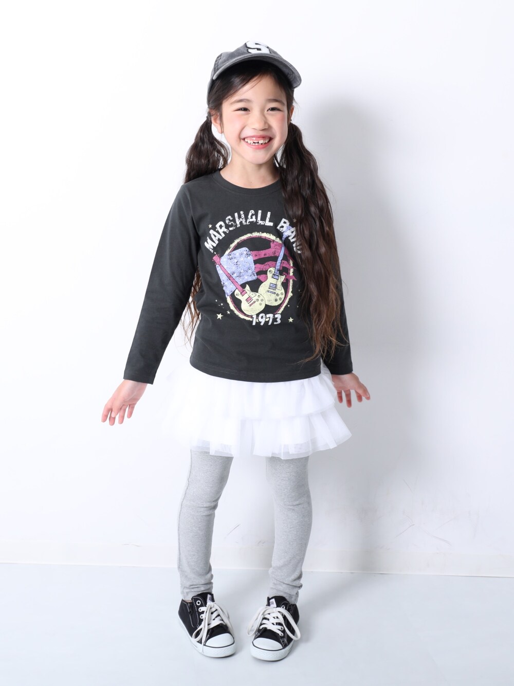 「キッズファッション、キッズコーデ、プチプラコーデ、女の子コーデ、秋コーデ、キャップ、チュールスカート、ootd、おしゃれさんと繋がりたい」｜「devirockのデビラボ ロゴプリント長袖Tシャツ（Tシャツ/カットソー、その他）」を使った、devirockさん（キッズ・120cm）の夏コーディネートの1枚目の写真