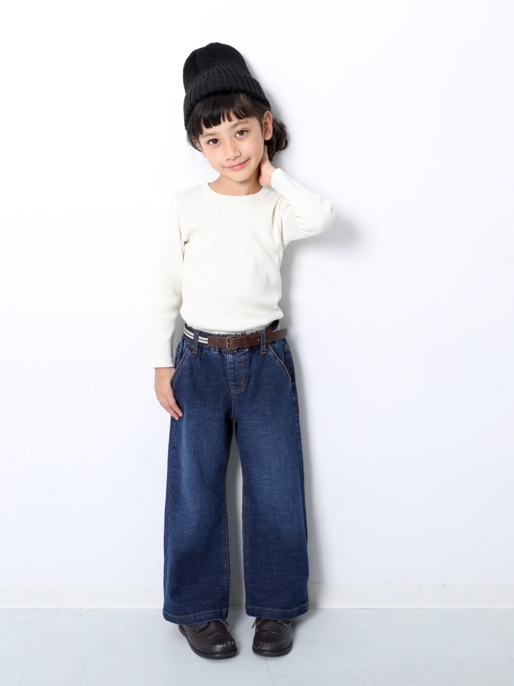 「キッズファッション、キッズコーデ、女の子コーデ、おんなのこ、シンプル、リブT、ワイドパンツ、ワイドデニム、デニムパンツ、おしゃれさんと繋がりたい」｜「devirockの楽デニム ストレッチワイドデニムパンツ ワイドパンツ（デニムパンツ、ブルー系）」を使った、devirockさん（キッズ・110cm）の夏コーディネートの1枚目の写真
