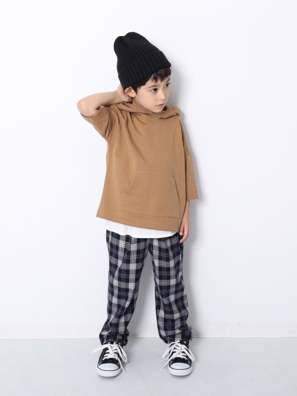 「キッズファッション、キッズコーデ、秋のカフェオレコーデ、秋コーデ、男の子コーデ、ゆるコーデ、ニット帽、チェックパンツ、ブラウン、おしゃれさんと繋がりたい」｜「devirockの切りっぱなしミニ裏毛7分袖パーカー（パーカー、ブラウン系）」を使った、devirockさん（キッズ・110cm）の秋コーディネートの1枚目の写真