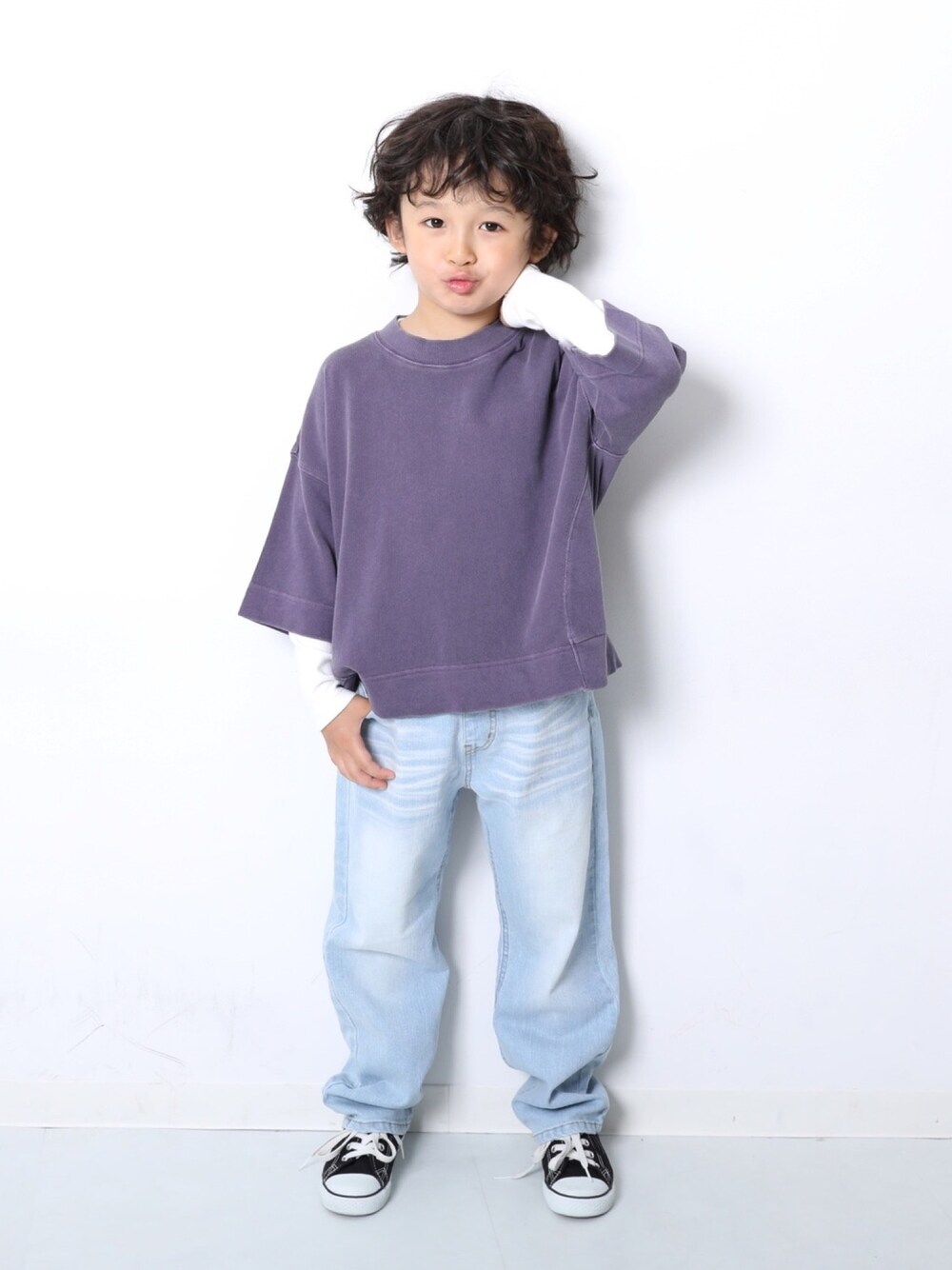 ホワイト系のTシャツ/カットソー、パープル系のTシャツ/カットソー、ブルー系のデニムパンツを着用したキッズの秋コーディネートの1枚目の写真