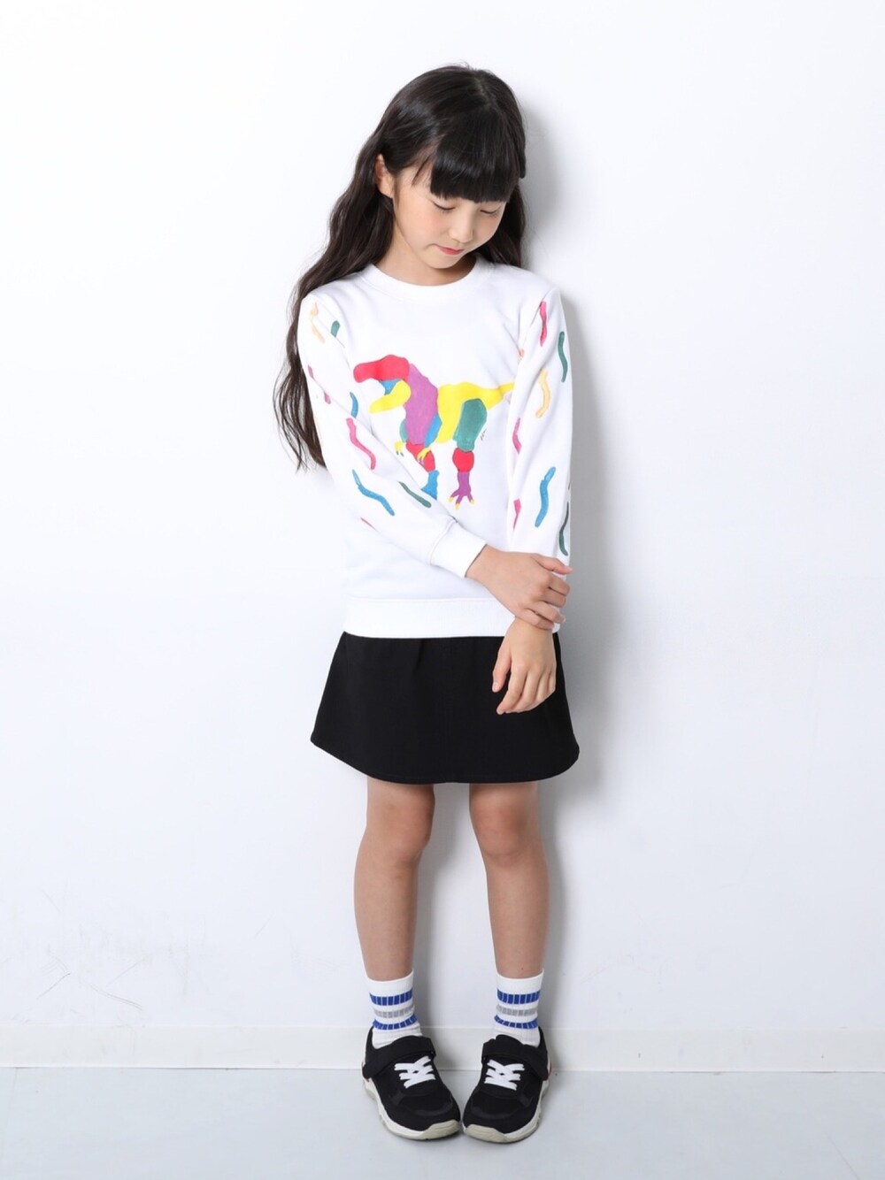 「キッズファッション、キッズコーデ、カジュアルコーデ、秋コーデ、プチプラコーデ、女の子、コラボ、スウェット、kidsfashion、お洒落さんとつながりたい」｜「devirockのLee Izumidaコラボ裏毛スウェットトレーナー（スウェット、ホワイト系）」を使った、devirockさん（キッズ・120cm）の秋コーディネートの1枚目の写真