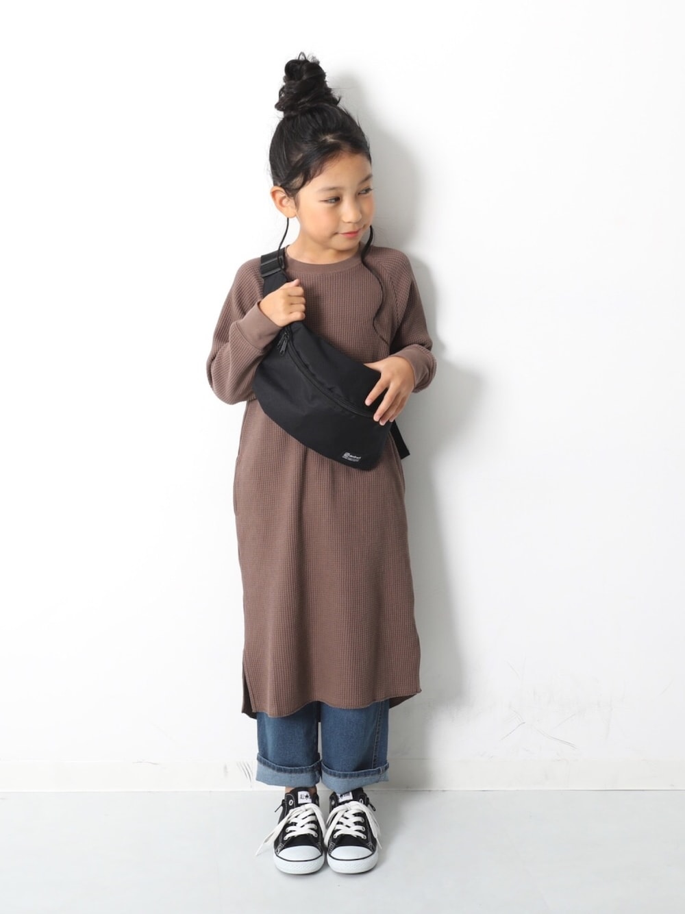 「キッズファッション、キッズコーデ、秋コーデ、ゆるコーデ、ワッフル、ワンピース、デニムパンツ、ボディバッグ、おだんごヘアー、おしゃれさんと繋がりたい」｜「devirockのワッフルロング丈長袖ワンピース（ワンピース、ブラウン系）」を使った、devirockさん（キッズ・120cm）の秋コーディネートの1枚目の写真