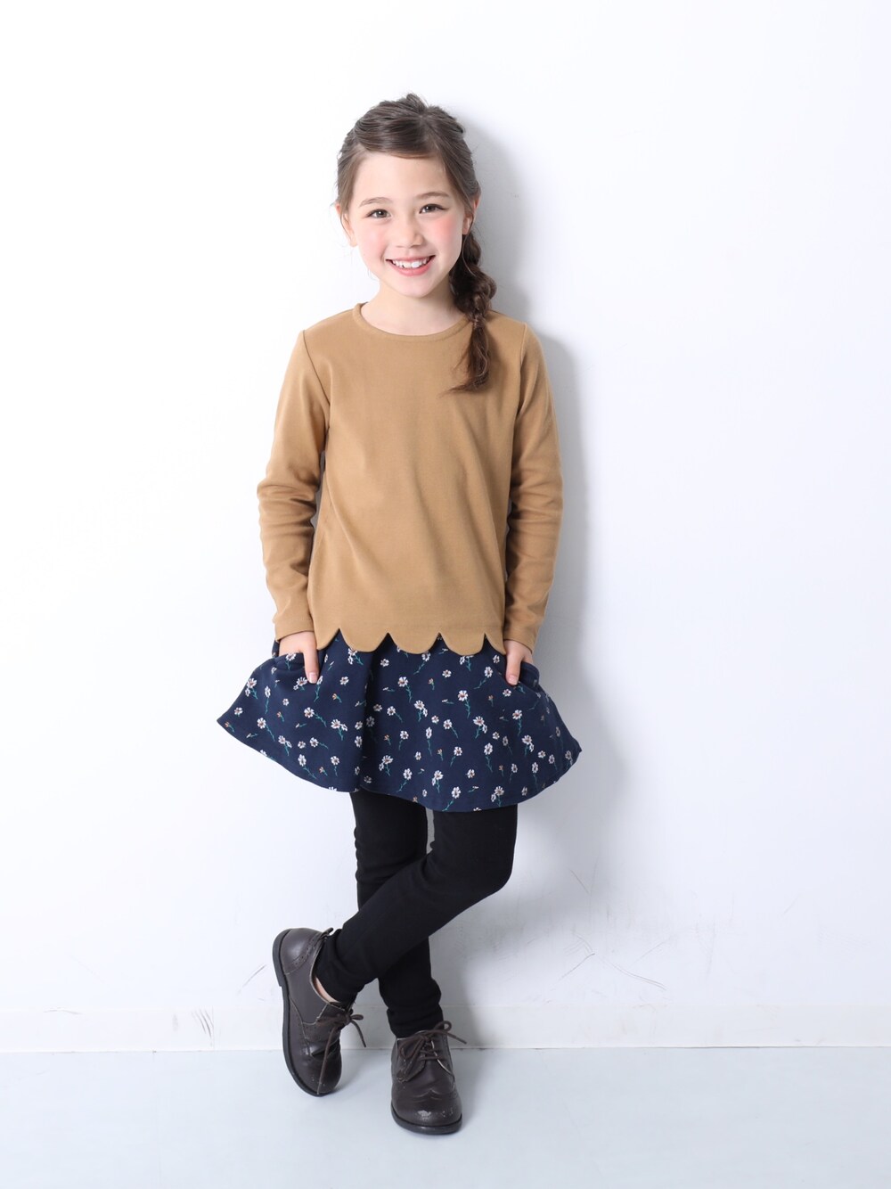 「キッズファッション、キッズコーデ、秋のコーデ、シンプルコーデ、女の子コーデ、ブラウンコーデ、スカラップ、花柄、スカート、ootd」｜「devirockのガールズデザイン長袖Tシャツ（Tシャツ/カットソー、ブラウン系）」を使った、devirockさん（キッズ・120cm）の秋コーディネートの1枚目の写真