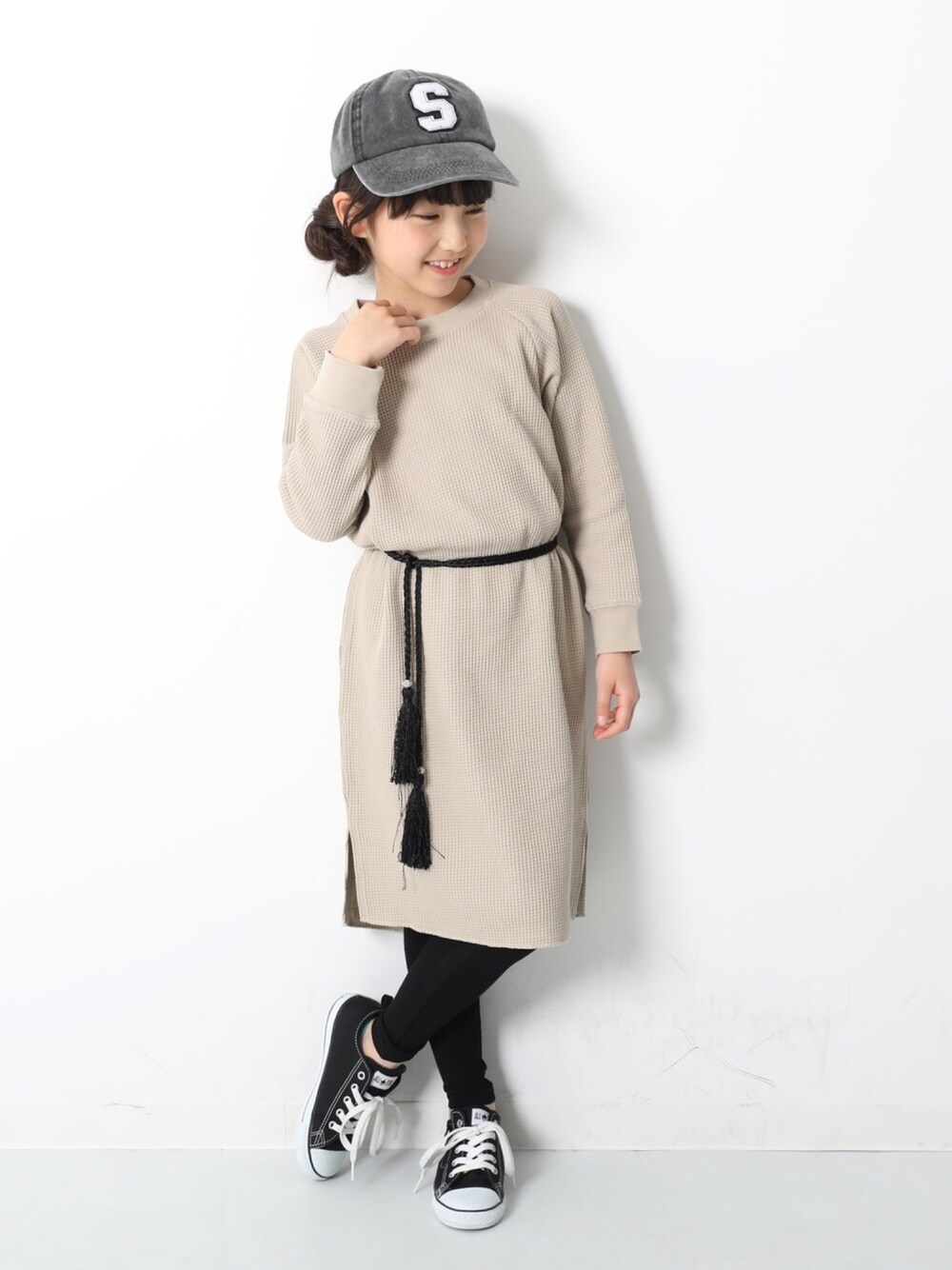 「キッズファッション、キッズコーデ、カジュアルコーデ、秋コーデ、秋カラー、女の子、ワッフル、ワンピース、キャップ、レギンス」｜「devirockのワッフルロング丈長袖ワンピース（ワンピース、ベージュ系）」を使った、devirockさん（キッズ・120cm）の秋コーディネートの1枚目の写真