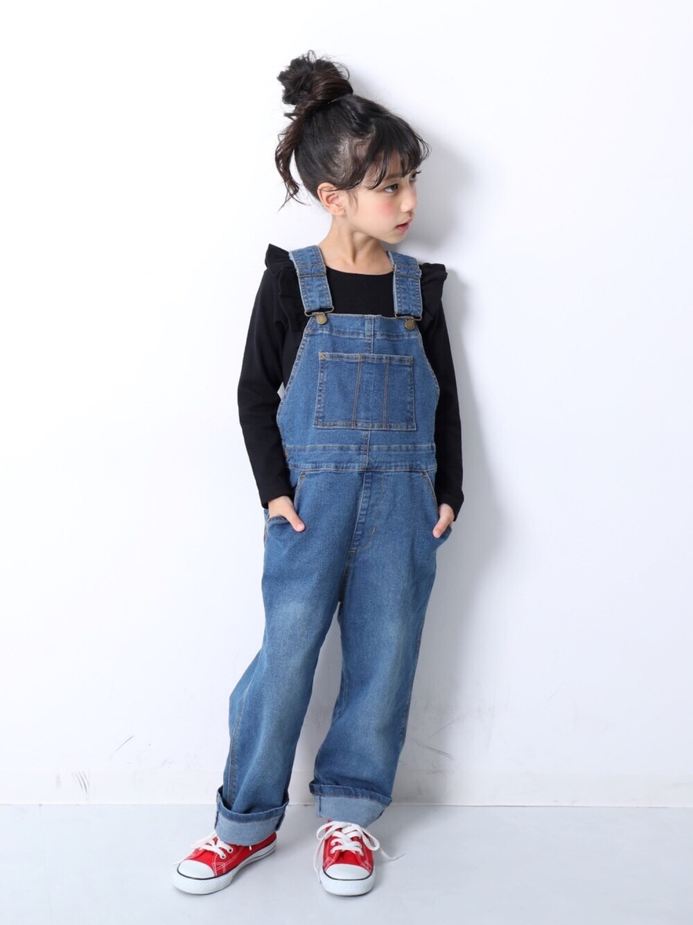 「キッズファッション、キッズコーデ、カジュアルコーデ、娘コーデ、おんなのこ、女の子、フリル、サロペット、オーバーオール、コンバース」｜「devirockのガールズデザイン長袖Tシャツ（Tシャツ/カットソー、ブラック系）」を使った、devirockさん（キッズ・110cm）の秋コーディネートの1枚目の写真