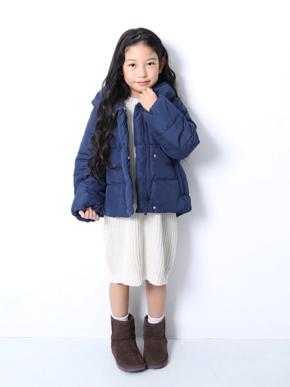 「キッズファッション、キッズコーデ、カジュアルコーデ、秋冬コーデ、女の子、おんなのこ、ニット、ニットワンピース、アウター、おしゃれさんと繋がりたい」｜「devirockの畦編みニット長袖ワンピース（ワンピース、ホワイト系）」を使った、devirockさん（キッズ・120cm）の秋コーディネートの1枚目の写真