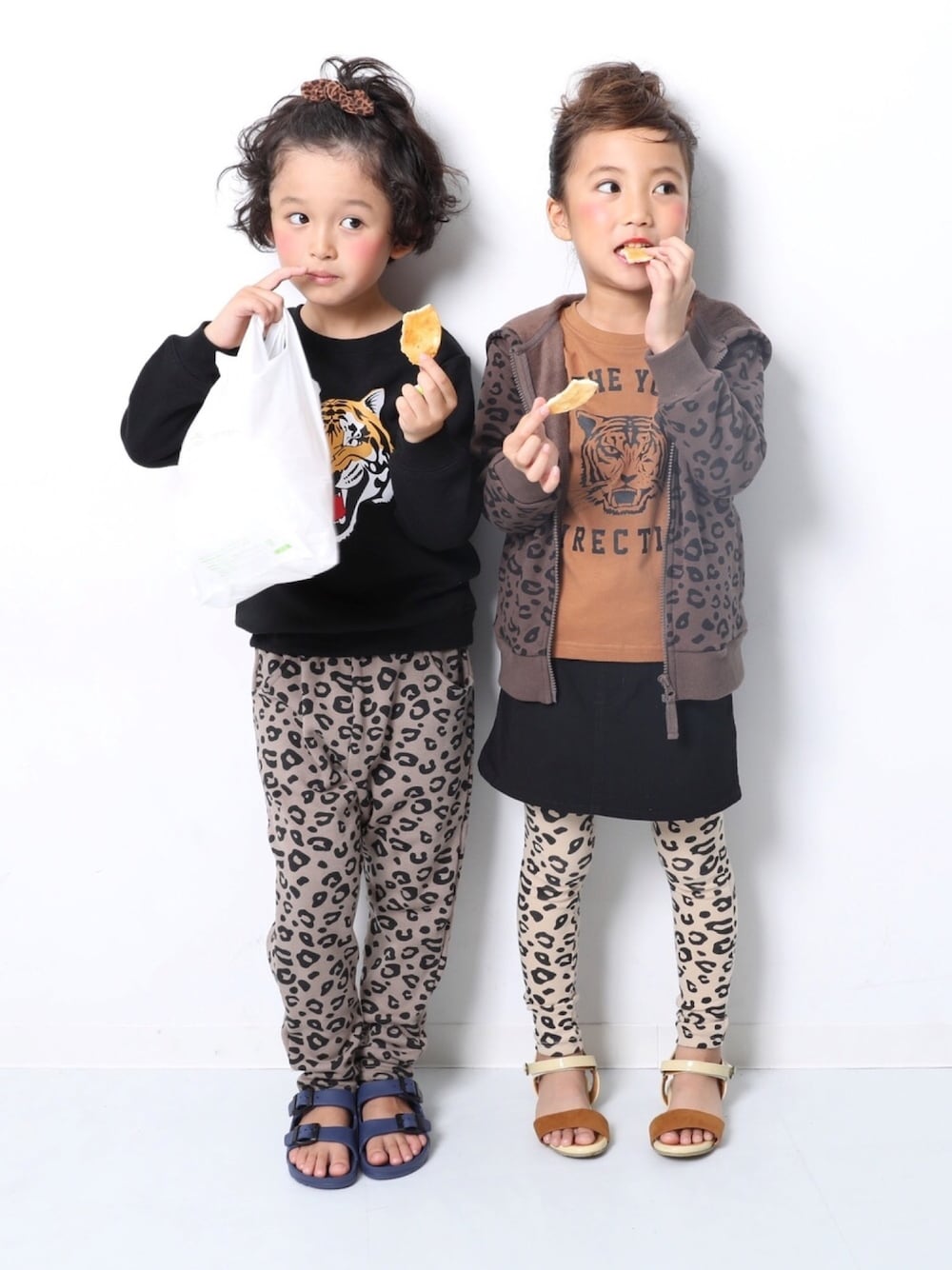 その他のスウェット、ベージュ系のその他パンツ、その他のTシャツ/カットソーを着用したキッズの秋コーディネートの1枚目の写真