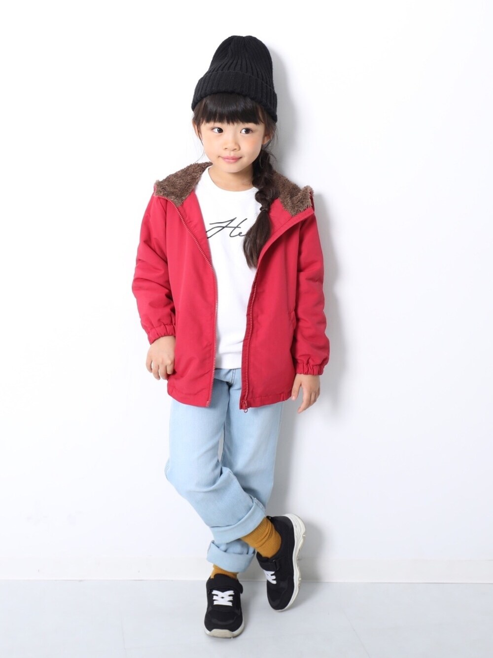 「キッズファッション、キッズコーデ、秋冬コーデ、休日スタイル、ボア、アウター、デニムパンツ、ニット帽、スニーカー、おしゃれさんと繋がりたい」｜「devirockのデビラボ ロゴプリント長袖トレーナー（スウェット、その他）」を使った、devirockさん（キッズ・120cm）の秋コーディネートの1枚目の写真