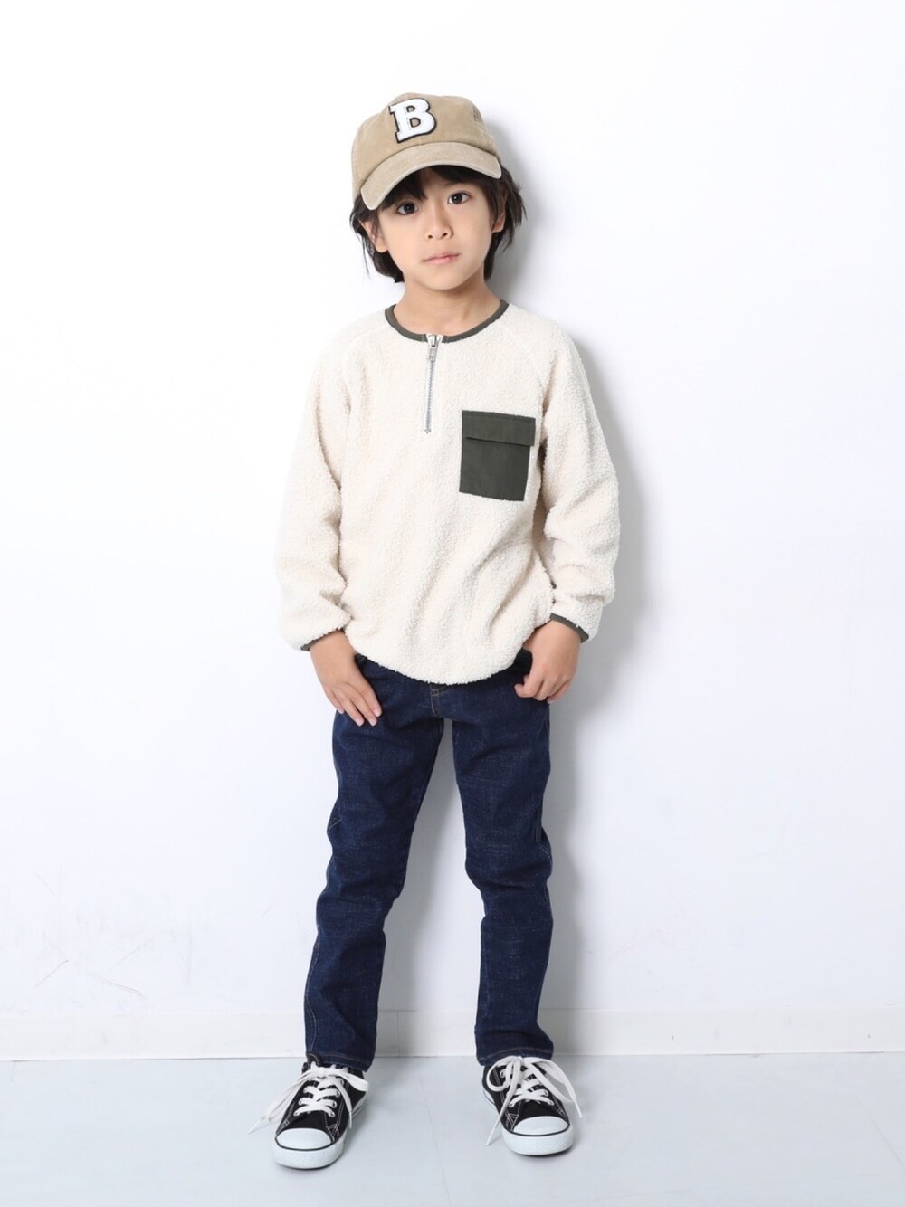 「キッズファッション、キッズコーデ、秋冬コーデ、冬のコーデ、ボア、デニム、デニムパンツ、キャップ、コンバース、おしゃれさんと繋がりたい」｜「devirockのボアビッグシルエットプルオーバー（その他トップス、ベージュ系）」を使った、devirockさん（キッズ・110cm）の冬コーディネートの1枚目の写真