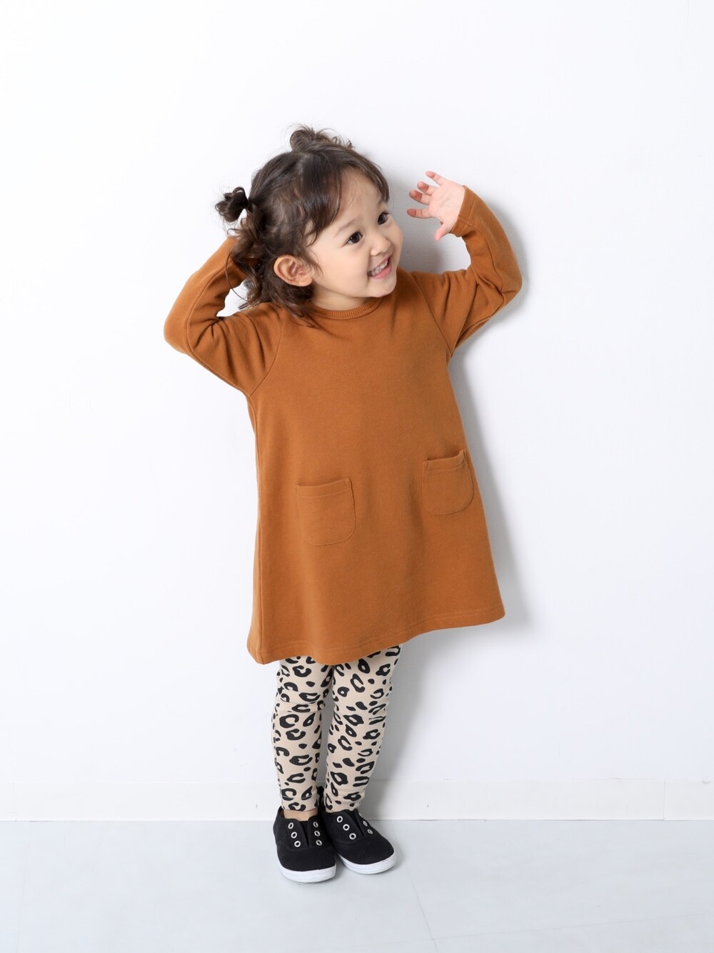 「キッズファッション、キッズコーデ、娘コーデ、ベビーコーデ、ラクチンコーデ、女の子、3歳、ワンピース、レオパード、おしゃれさんと繋がりたい」｜「devirockのスウェット長袖ワンピース（ワンピース、イエロー系）」を使った、devirockさん（キッズ・90cm）の冬コーディネートの1枚目の写真