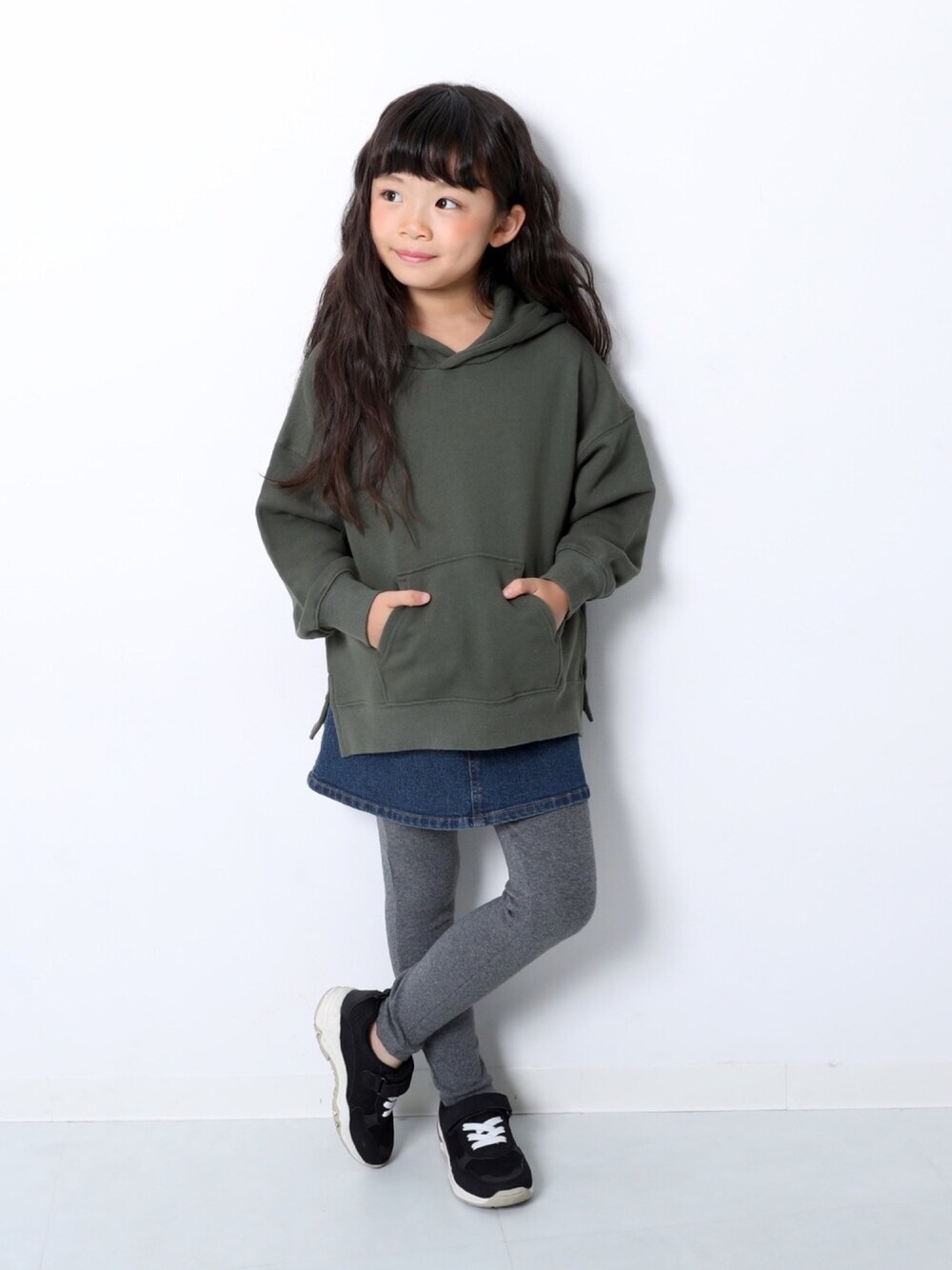 「キッズファッション、キッズコーデ、カジュアルコーデ、女の子コーデ、冬コーデ、ootd、パーカー、デニム、レギンス、おしゃれさんと繋がりたい」｜「devirockのスウェットワイドシルエット長袖プルパーカー（パーカー、グリーン系）」を使った、devirockさん（キッズ・120cm）の冬コーディネートの1枚目の写真