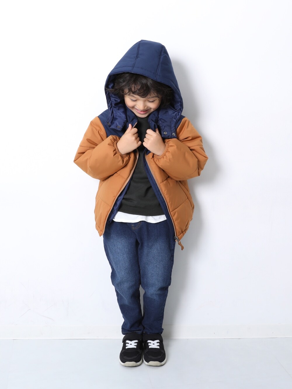 「キッズファッション、カジュアルコーデ、ブラウンコーデ、男の子コーデ、小学生、キャメル、アウター、ダウンジャケット、デニム、おしゃれさんと繋がりたい」｜「devirockのデビラボ ロゴプリント裏起毛長袖スウェットトレーナー（スウェット、その他）」を使った、devirockさん（キッズ・110cm）の冬コーディネートの1枚目の写真