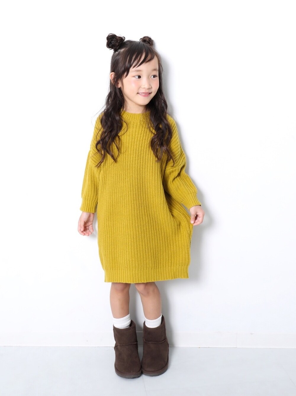「キッズファッション、キッズコーデ、冬コーデ、お正月、新年一発目、おんなのこ、ニットワンピース、ブーツ、ムートンブーツ、おしゃれさんと繋がりたい」｜「devirockの畦編みニット長袖ワンピース（ワンピース、イエロー系）」を使った、devirockさん（キッズ・110cm）の冬コーディネートの1枚目の写真