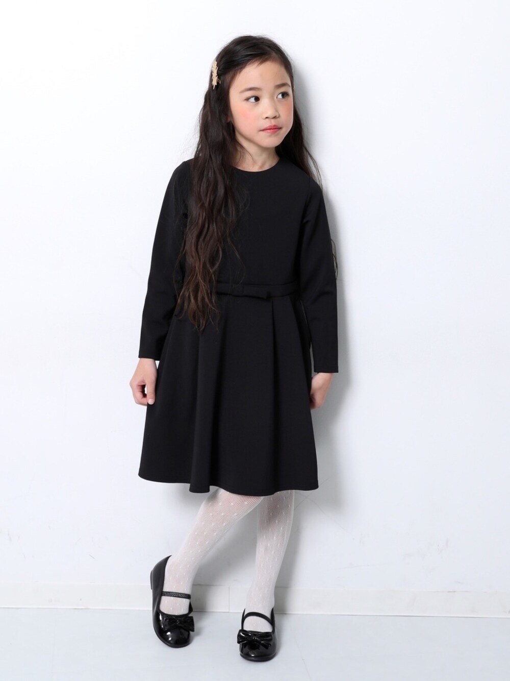 「キッズファッション、キッズコーデ、フォーマル、卒園式、女の子、ブラック、ワンピース、タイツ、ドレスシューズ、おしゃれさんと繋がりたい」｜「devirockのウエストリボンフォーマル長袖ワンピース（ワンピース、ブラック系）」を使った、devirockさん（キッズ・120cm）の冬コーディネートの1枚目の写真
