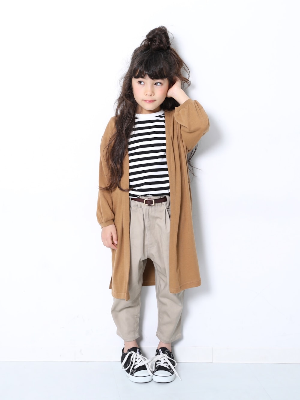 「キッズファッション、キッズコーデ、プチプラコーデ、春コーデ、ゆるコーデ、ベージュコーデ、ボーダー、ボーダートップス、converse、おしゃれさんと繋がりたい」｜「devirockのロング丈長袖カーディガン（カーディガン/ボレロ、ブラウン系）」を使った、devirockさん（キッズ・120cm）の冬コーディネートの1枚目の写真