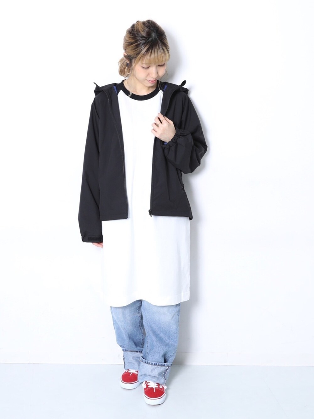 「カジュアル、女の子コーデ、はるコーデ、休日スタイル、オールドスクール、ラグランTシャツ、デニムパンツ、ワンピース、シンプル、おしゃれさんと繋がりたい」｜「devirockのラグラン7分袖ワンピース（ワンピース、ブラック系）」を使った、devirockさん（キッズ・110cm）の春コーディネートの1枚目の写真