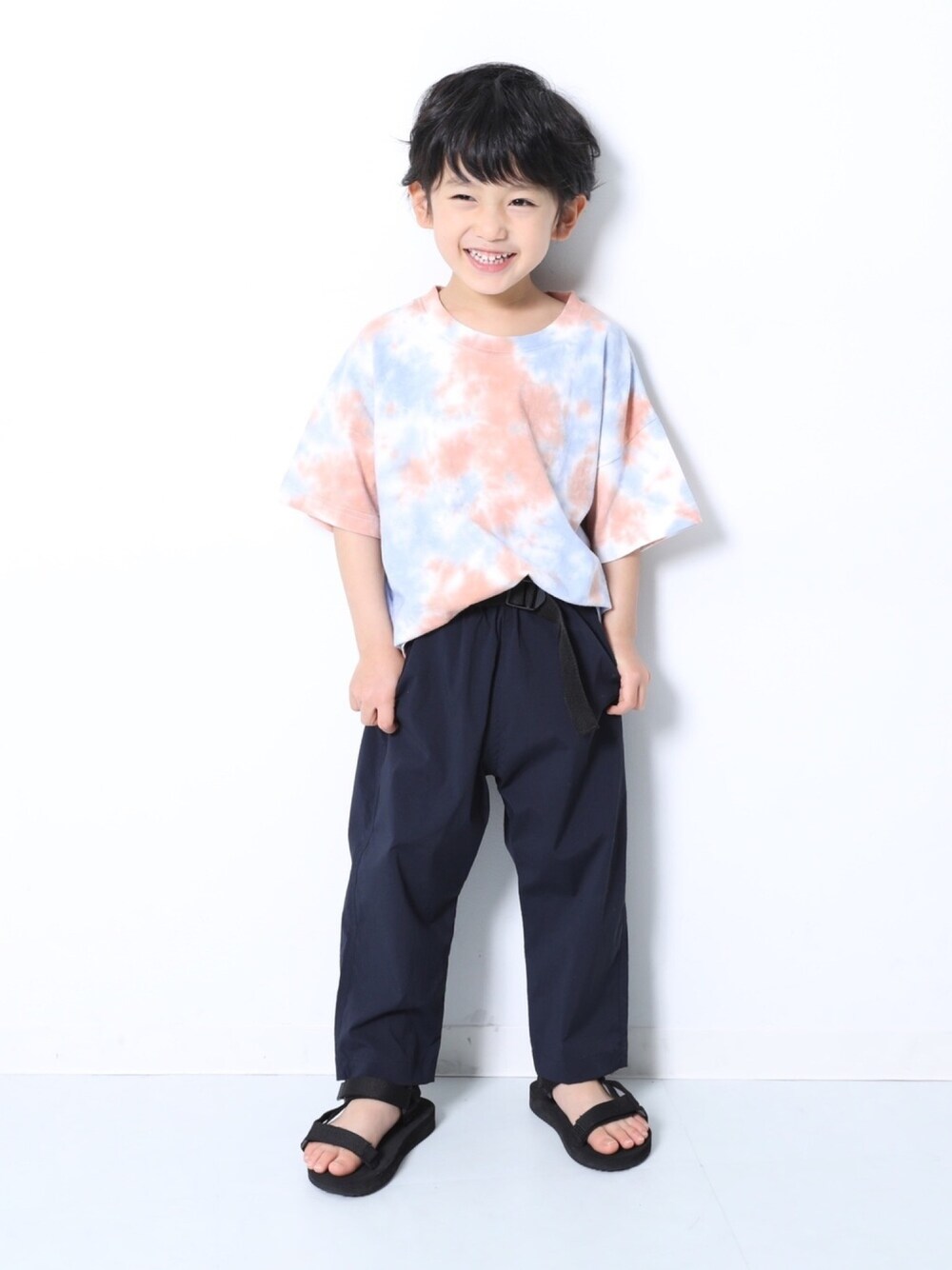「キッズファッション、キッズコーデ、男の子コーデ、ゆるコーデ、休日スタイル、春、ビッグシルエット、タイダイ柄、ストレッチパンツ、おしゃれさんと繋がりたい」｜「devirockのクライミング9分丈パンツ（その他パンツ、ブルー系）」を使った、devirockさん（キッズ・110cm）の春コーディネートの1枚目の写真