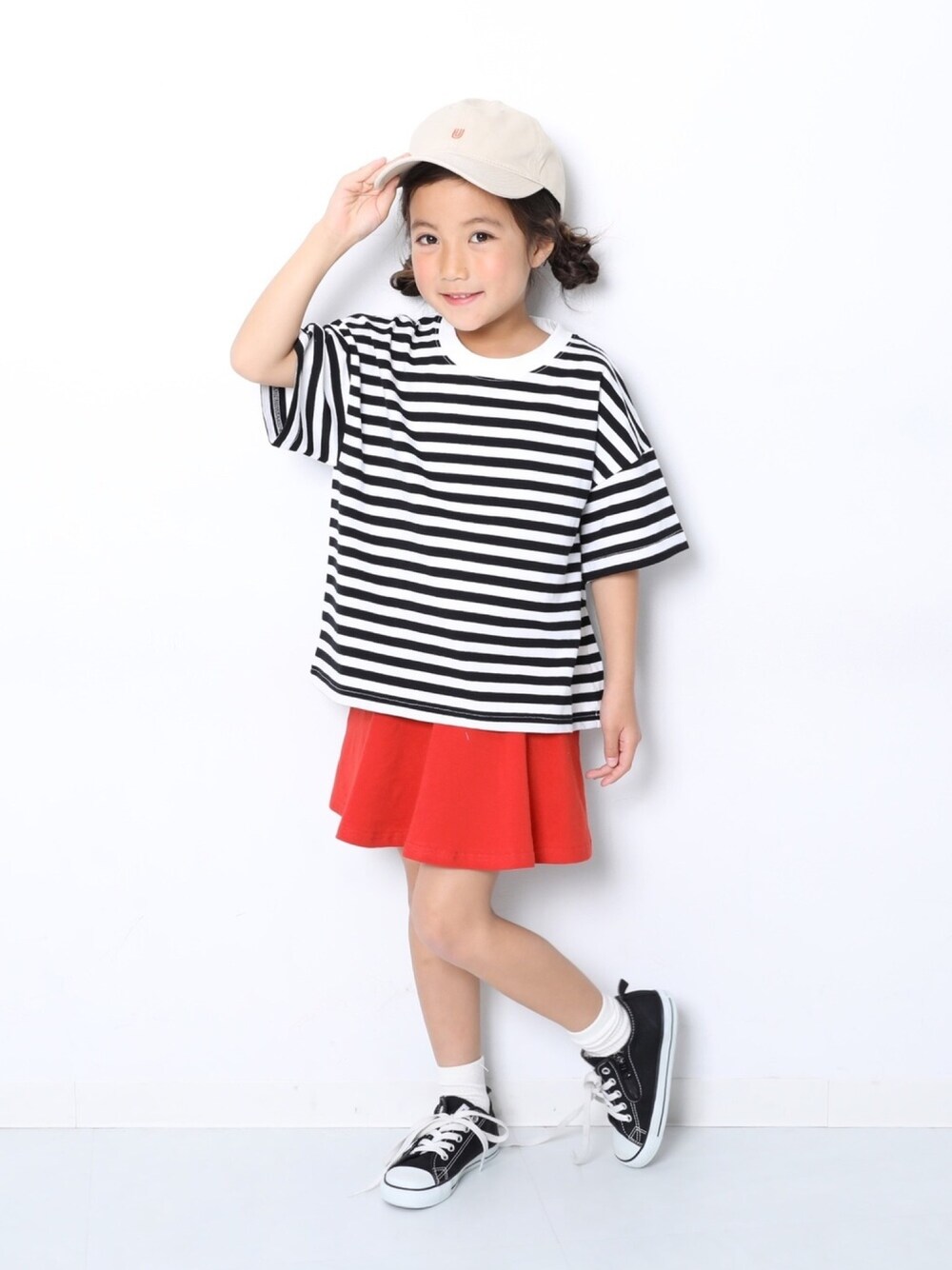 「キッズファッション、キッズコーデ、カジュアルコーデ、女の子コーデ、おんなのこ、ボーダー、ビッグシルエット、スカート、キャップ、おしゃれさんと繋がりたい」｜「devirockの1分丈無地スカッツ（スカート、オレンジ系）」を使った、devirockさん（キッズ・120cm）の春コーディネートの1枚目の写真