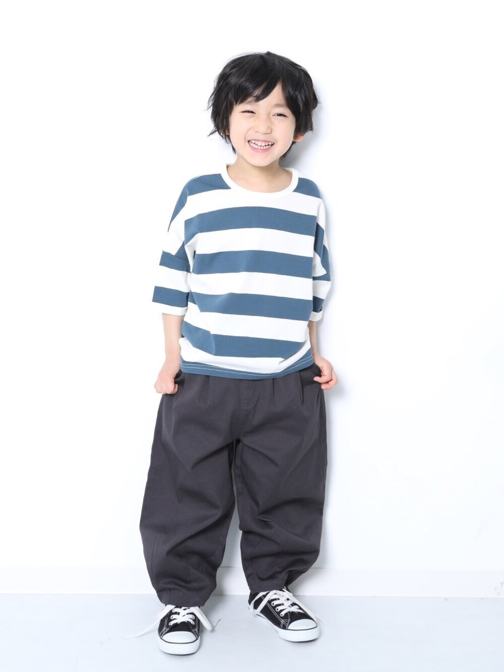 「キッズファッション、キッズコーデ、春コーデ、カジュアルコーデ、ゆるコーデ、男の子、ボーダー、ロンT、ヒザデルパンツ、おしゃれさんと繋がりたい」｜「devirockのワイドボーダーゆるっとTシャツ（Tシャツ/カットソー、グレー系）」を使った、devirockさん（キッズ・110cm）の春コーディネートの1枚目の写真