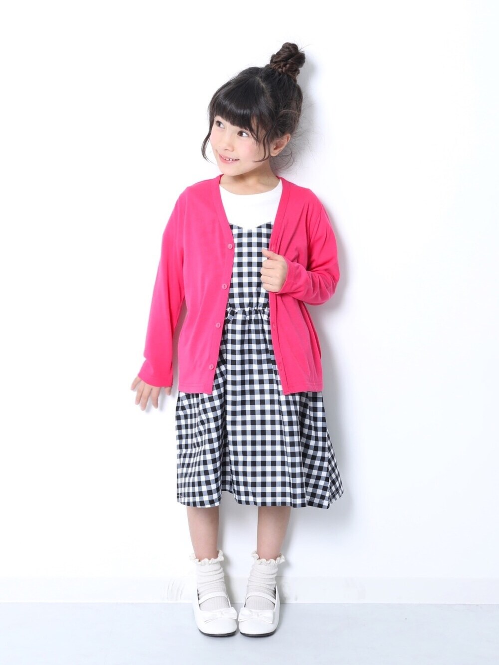 「キッズファッション、キッズコーデ、春コーデ、プチプラ、ピンク、ギンガムチェック、チェック、ワンピース、カーディガン、おしゃれさんと繋がりたい」｜「devirockのビスチェ風ドッキング半袖ワンピース（ワンピース、ブラック系）」を使った、devirockさん（キッズ・120cm）の春コーディネートの1枚目の写真