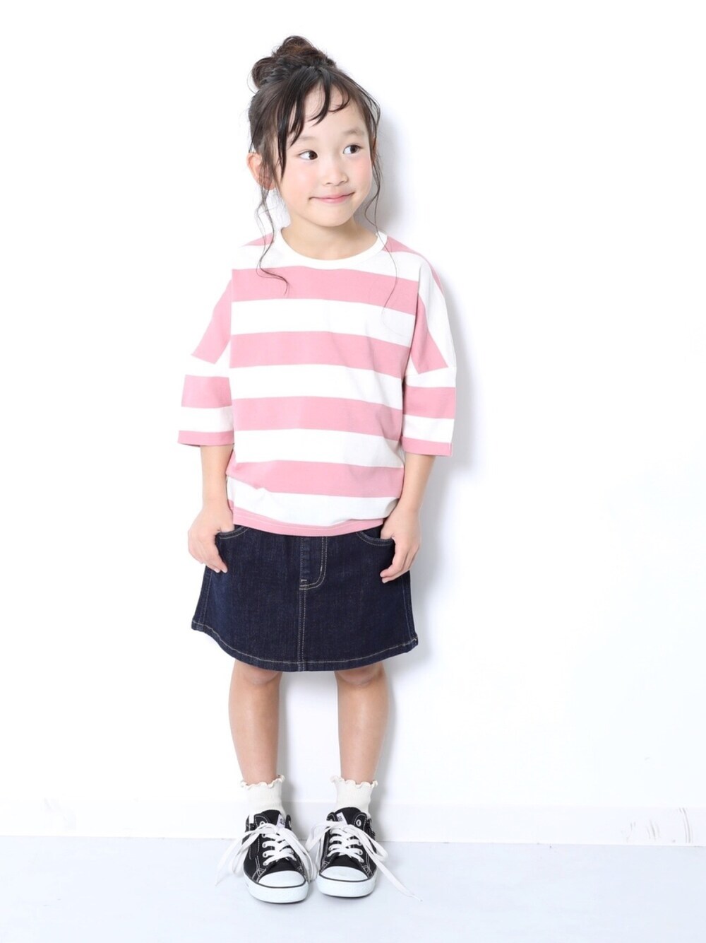 「キッズファッション、キッズコーデ、こどもコーデ、むすめ服、女の子、ボーダー、ボーダートップス、デニムスカート、おだんごヘアー、おしゃれさんと繋がりたい」｜「devirockのワイドボーダーゆるっとTシャツ（Tシャツ/カットソー、ピンク系）」を使った、devirockさん（キッズ・110cm）の春コーディネートの1枚目の写真