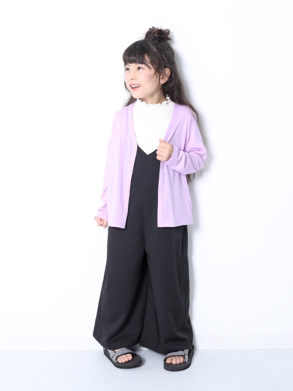 「キッズファッション、春コーデ、シンプルコーデ、ラクチンコーデ、おうちファッション、女の子、ピンク、カーディガン、サロペット、おしゃれさんと繋がりたい」｜「devirockのリブハーフスリーブTシャツ（Tシャツ/カットソー、ホワイト系）」を使った、devirockさん（キッズ・120cm）の春コーディネートの1枚目の写真